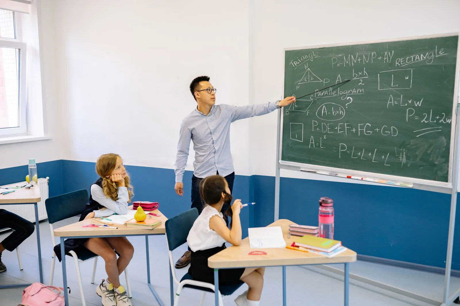 Giáo viên lắng nghe học sinh trong giờ học