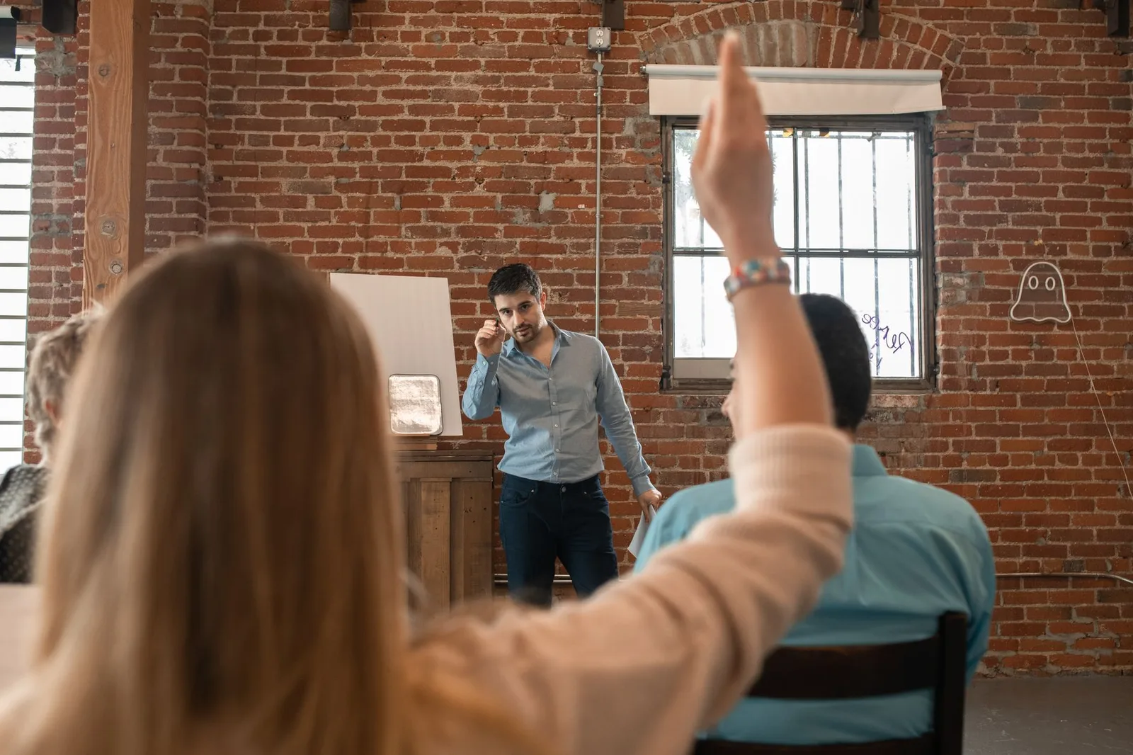 Giáo viên bình tĩnh trả lời câu hỏi của học sinh