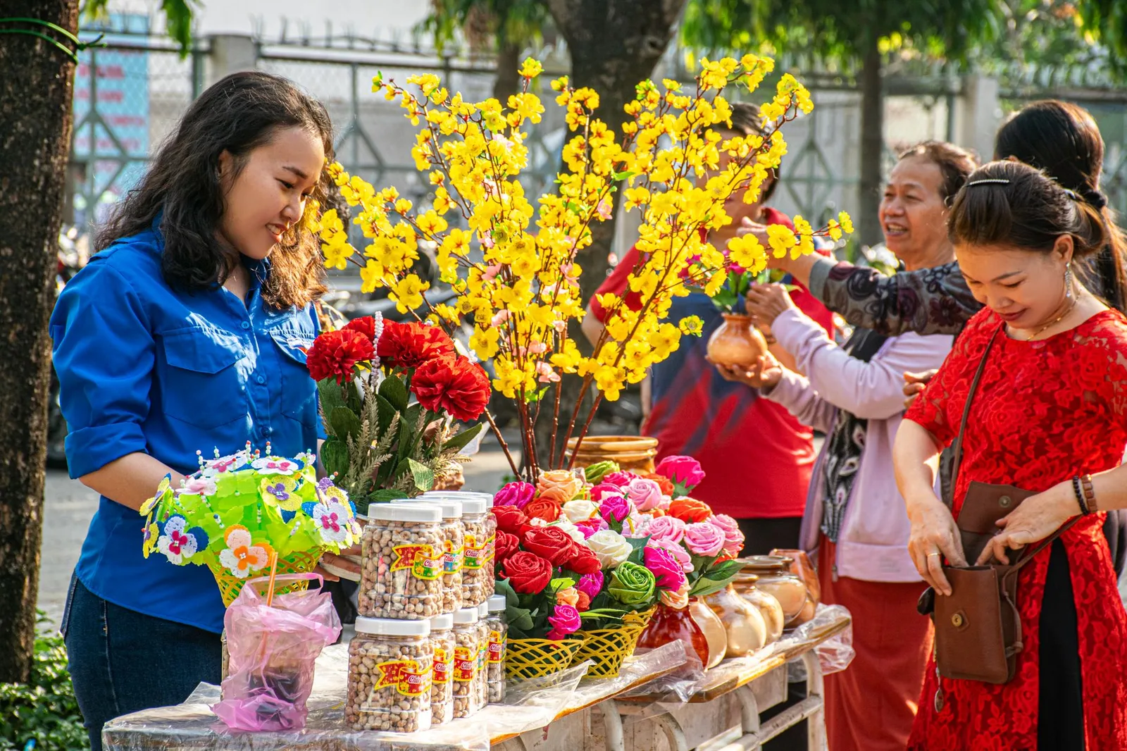 Chợ hoa Việt Nam đông đúc trong mùa lễ