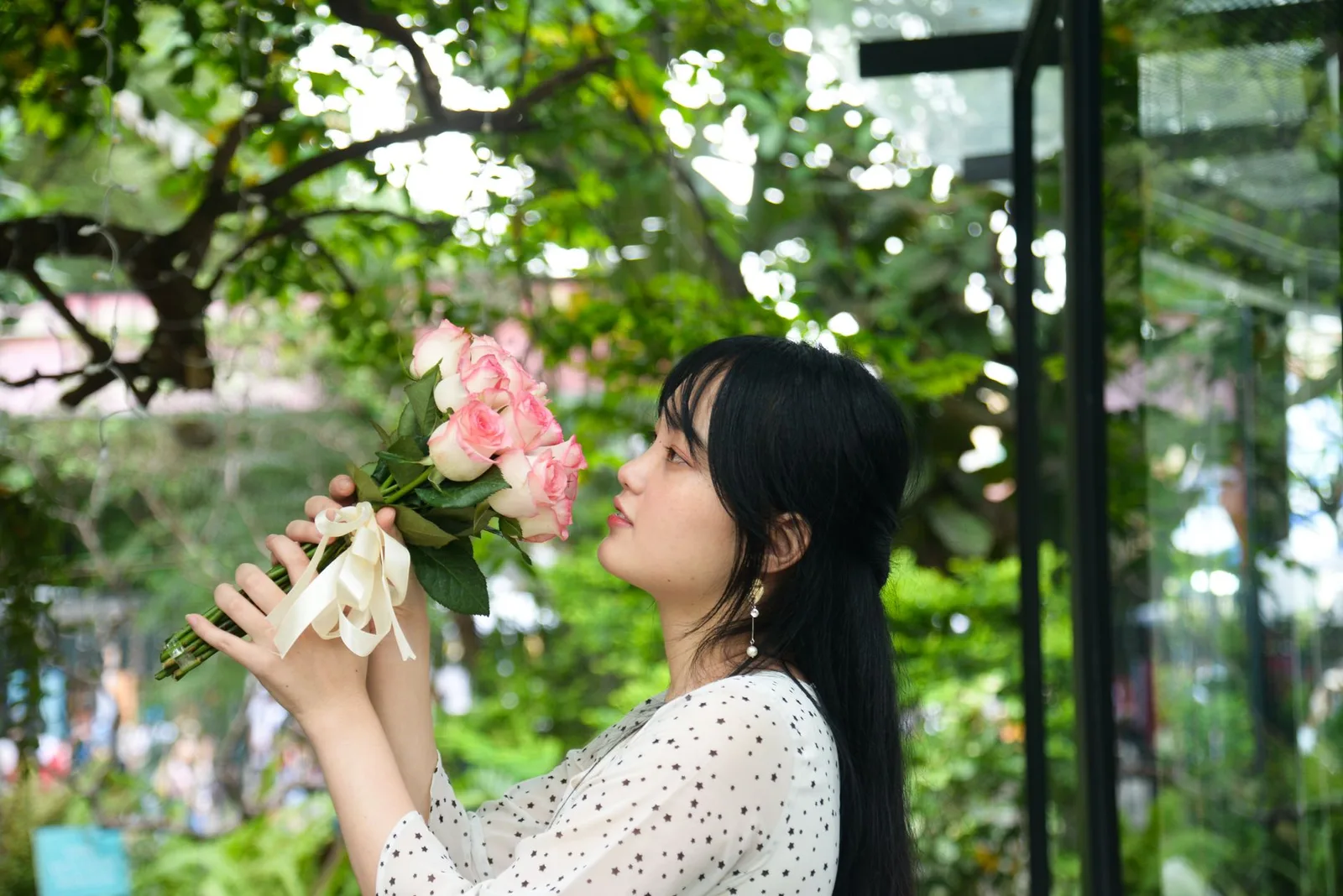 Người phụ nữ châu Á lựa chọn bó hoa tươi
