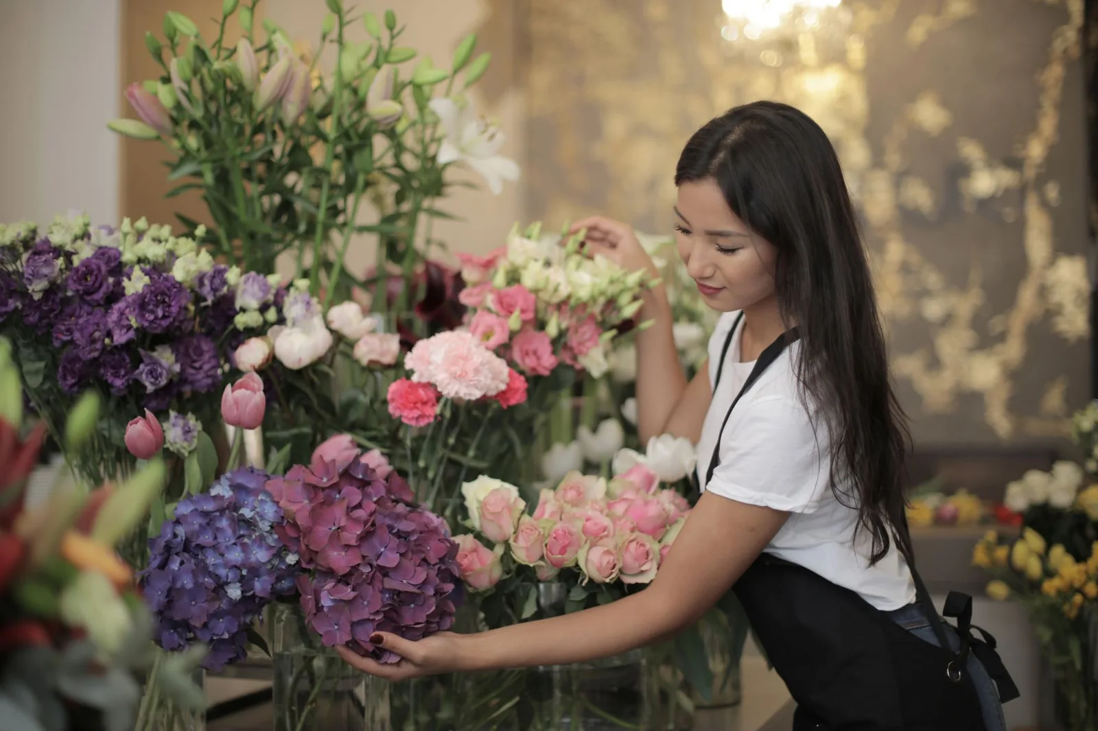 Người bán hoa châu Á đang chuẩn bị và tính chi phí hoa tươi