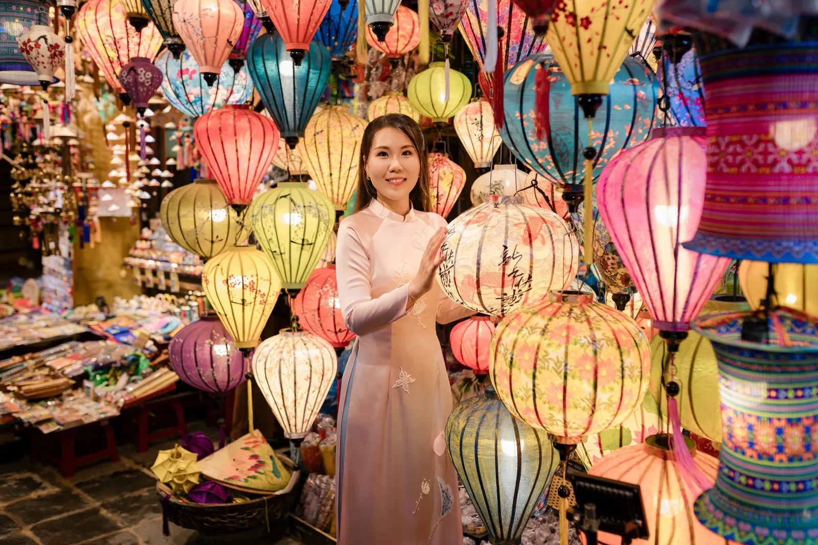 Phố đèn lồng Hội An dưới cơn mưa
