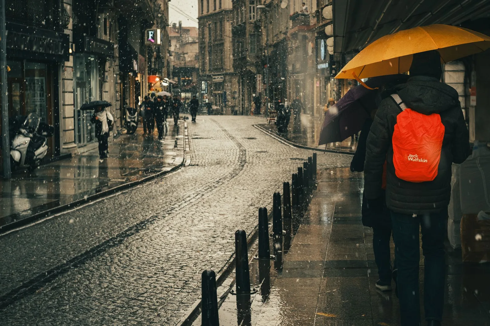 Ô và đồ dùng cần thiết cho chuyến đi ngày mưa