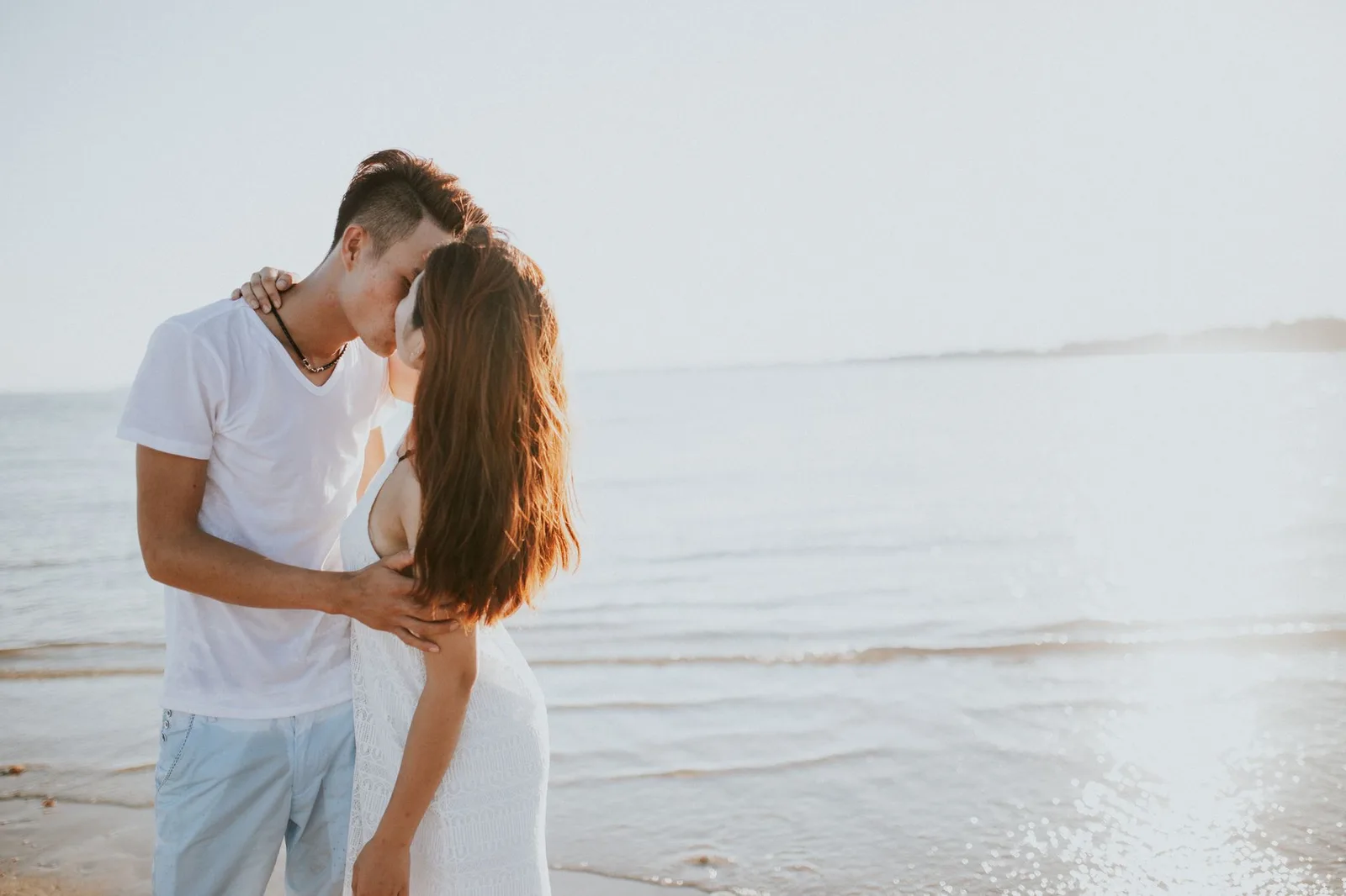 Cặp đôi châu Á thư giãn trên bãi biển yên tĩnh
