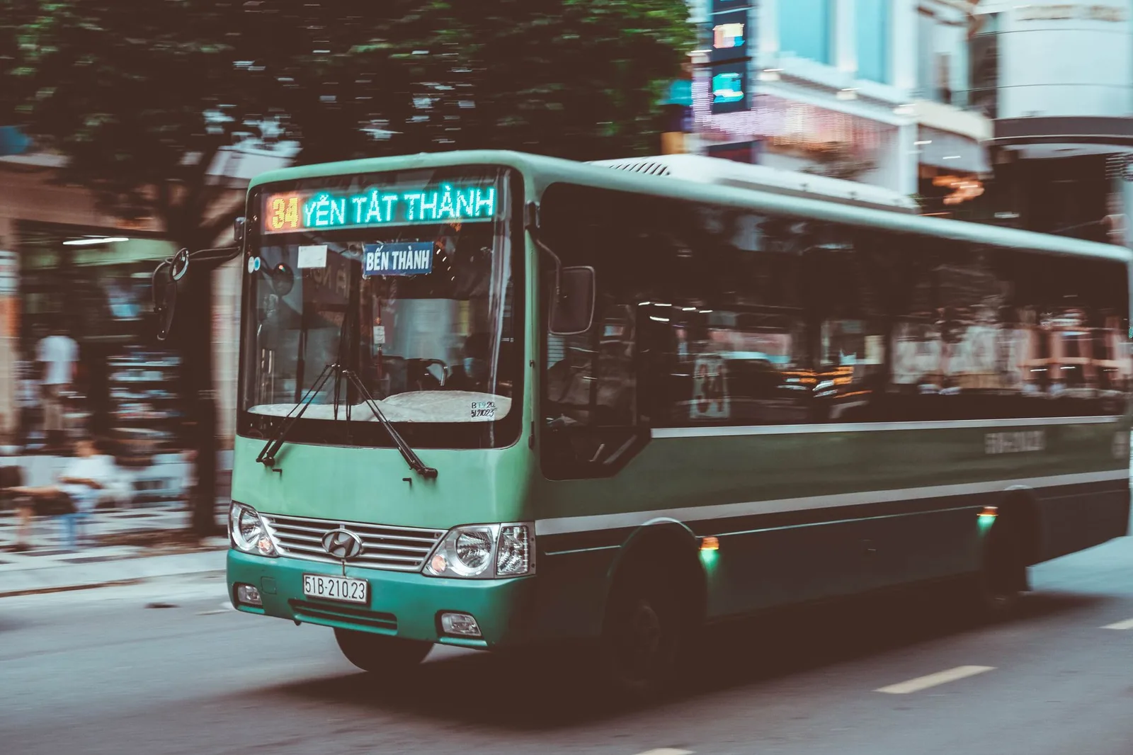 Du khách Việt di chuyển bằng xe buýt đến Hội An