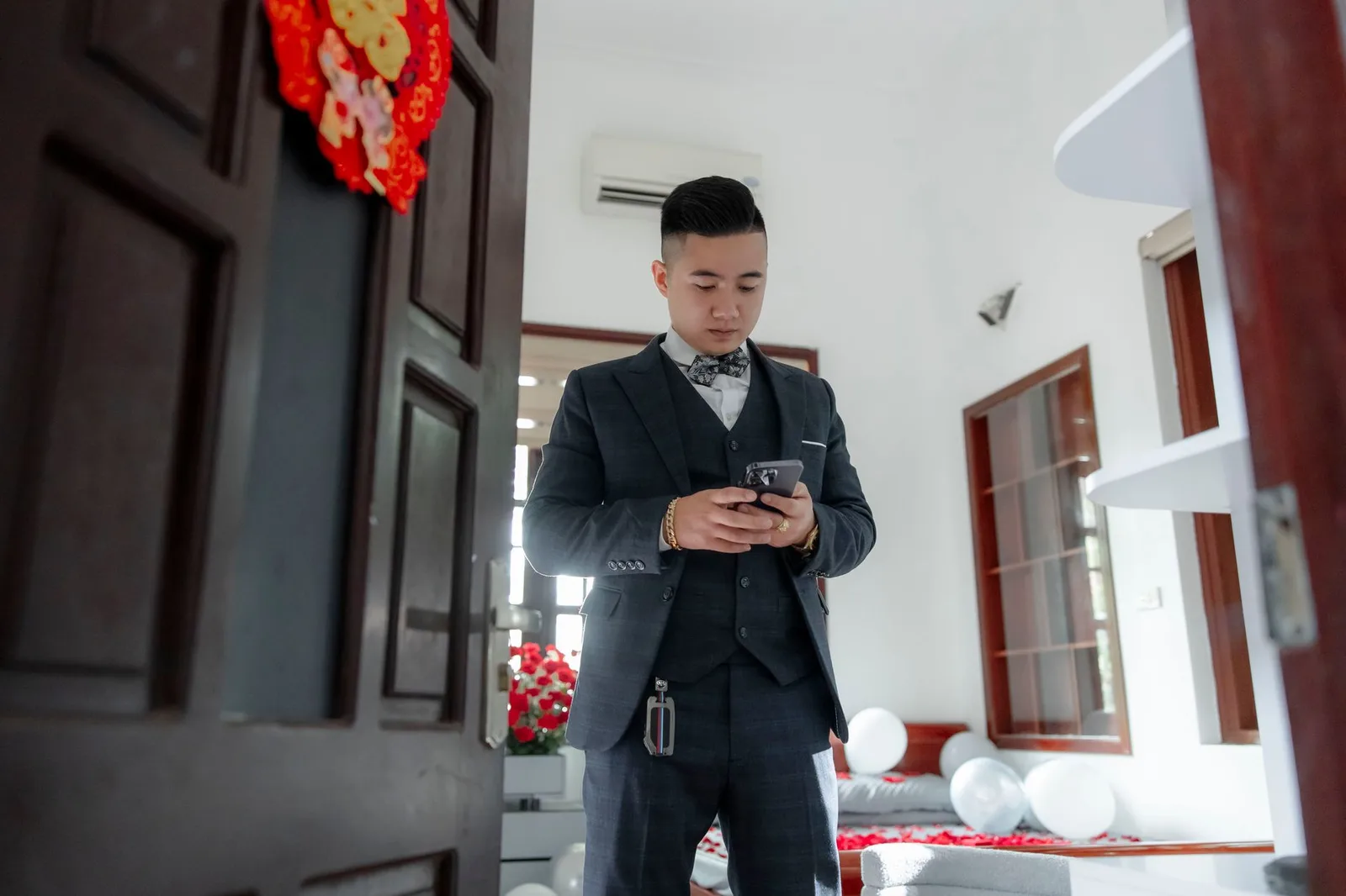 Du khách châu Á kiểm tra phòng homestay khi nhận phòng