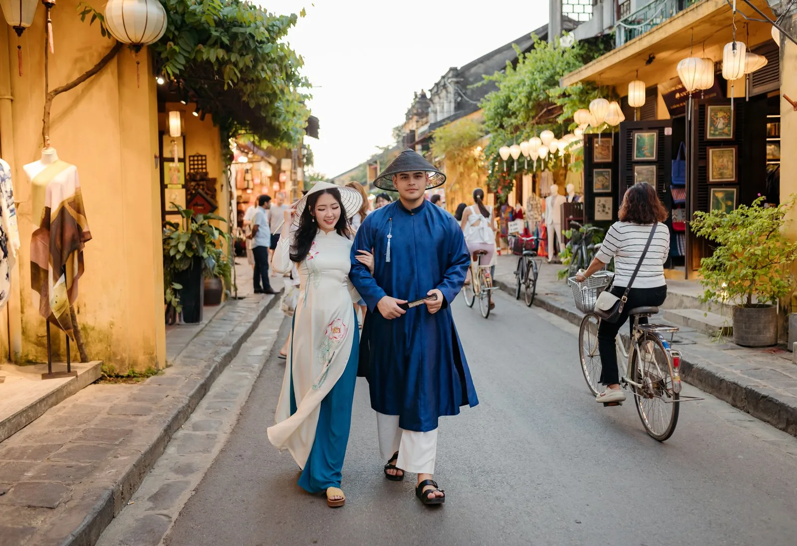 Phố cổ Hội An lên đèn vào lúc hoàng hôn