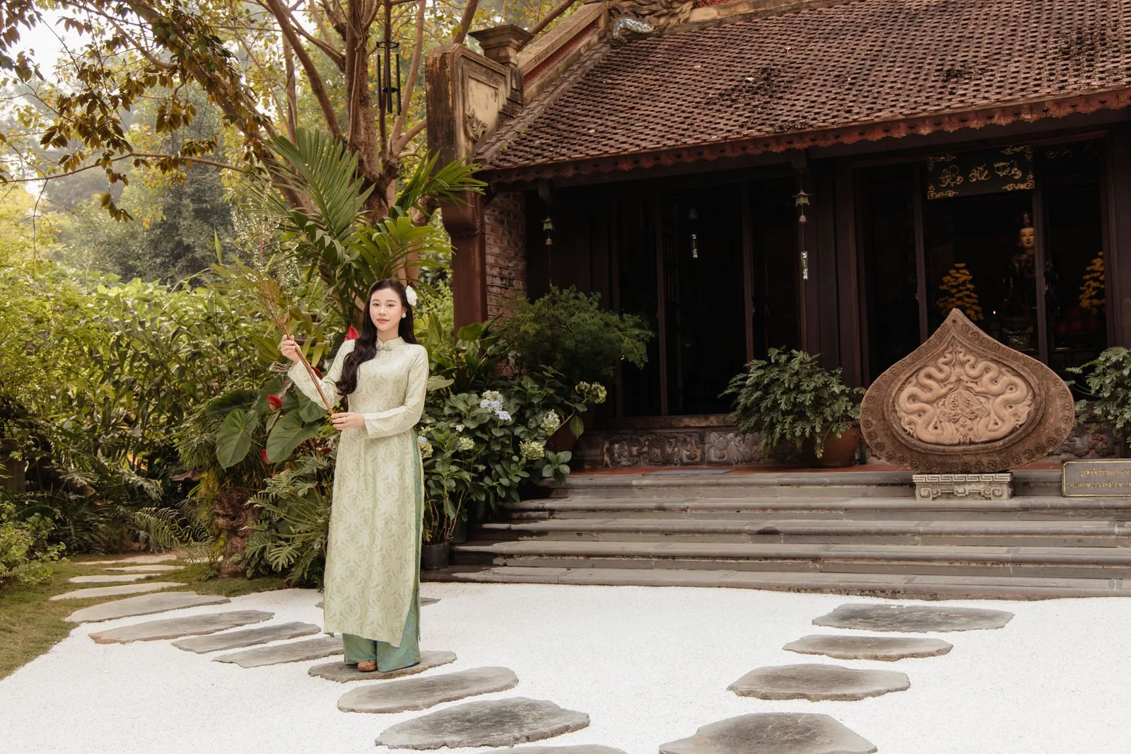 Người phụ nữ Việt thử áo dài trước ngày nhận