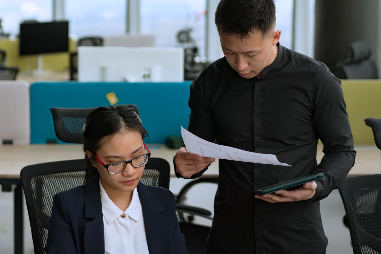 Nhân viên ghi chép bằng chứng về thành quả dự án