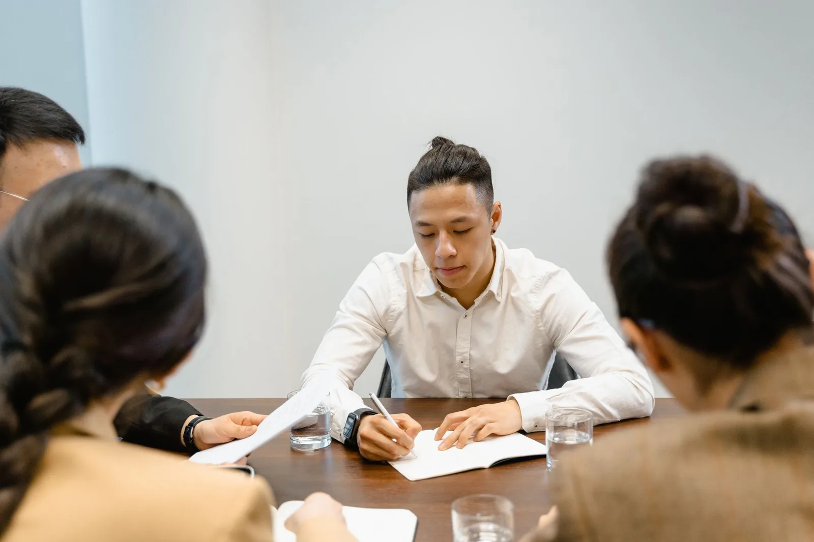 Quản lý chuẩn bị ghi chú trước buổi đối thoại