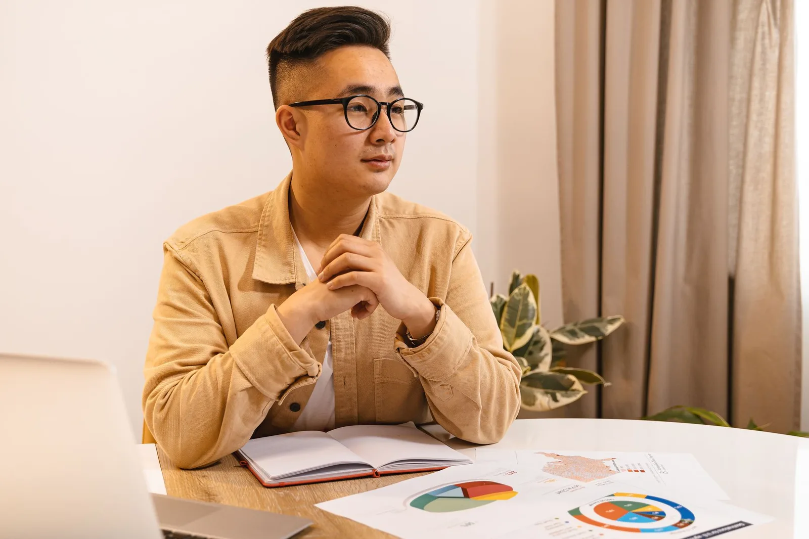 Người châu Á tập trung nghiên cứu lá số vận hạn
