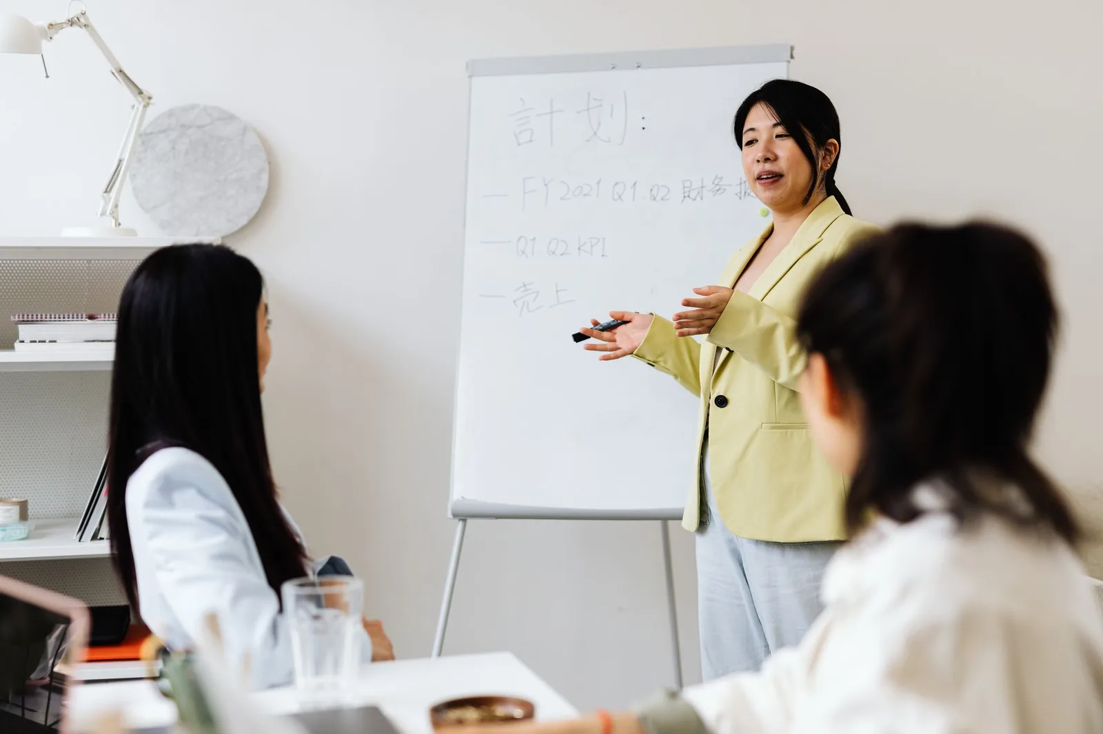 Nhân viên trình bày dữ liệu công việc với quản lý
