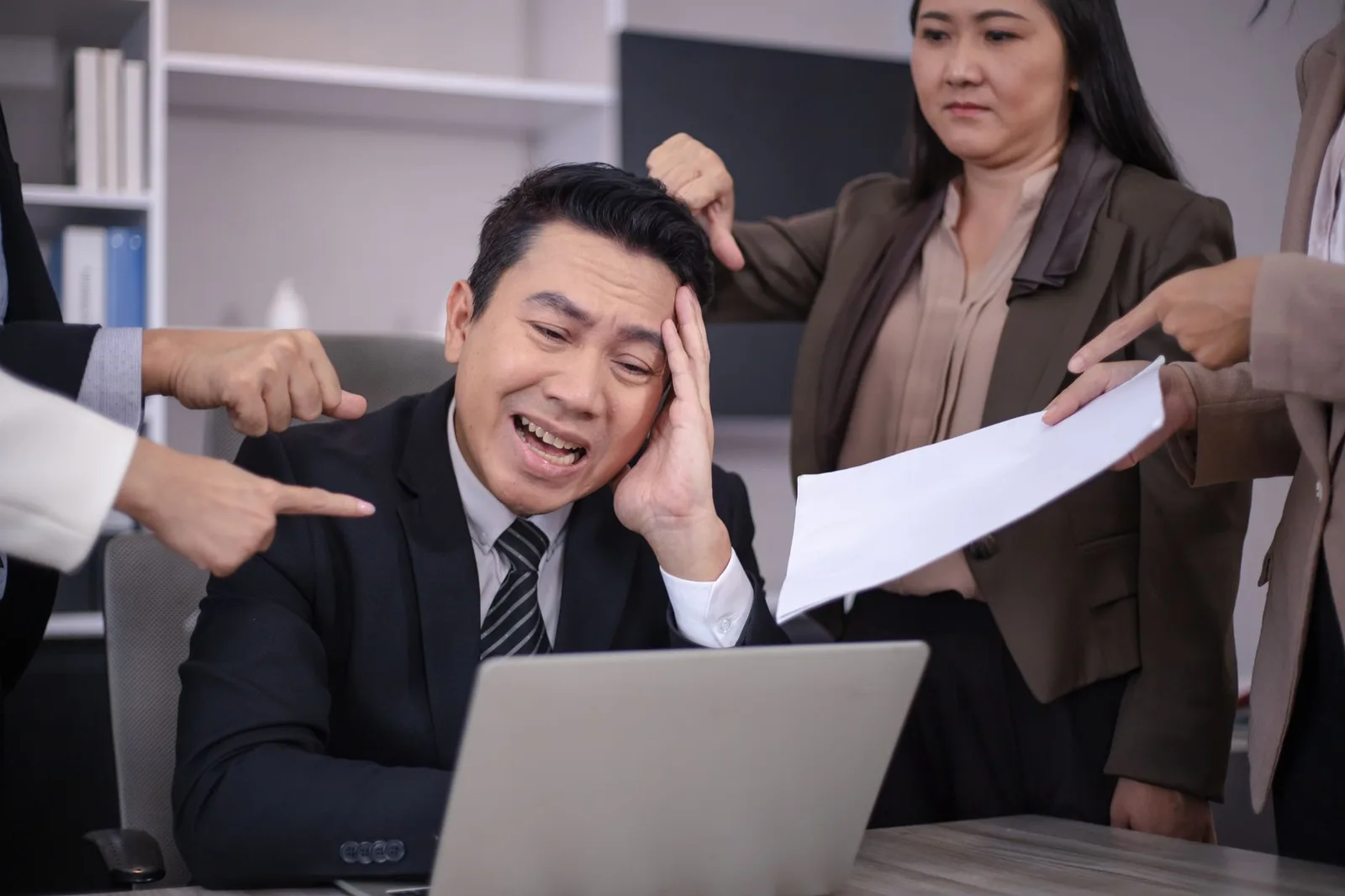Nhân viên quá tải tìm kiếm sự hỗ trợ tại nơi làm việc