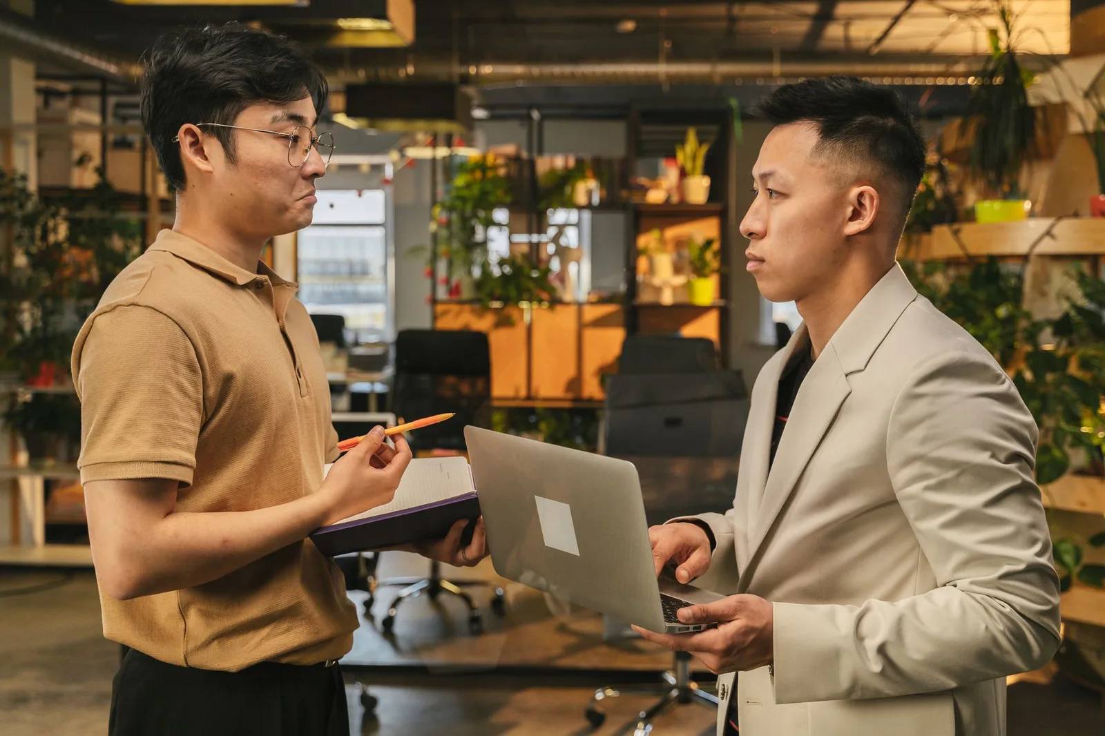 Đồng nghiệp châu Á trao đổi trực tiếp tại văn phòng