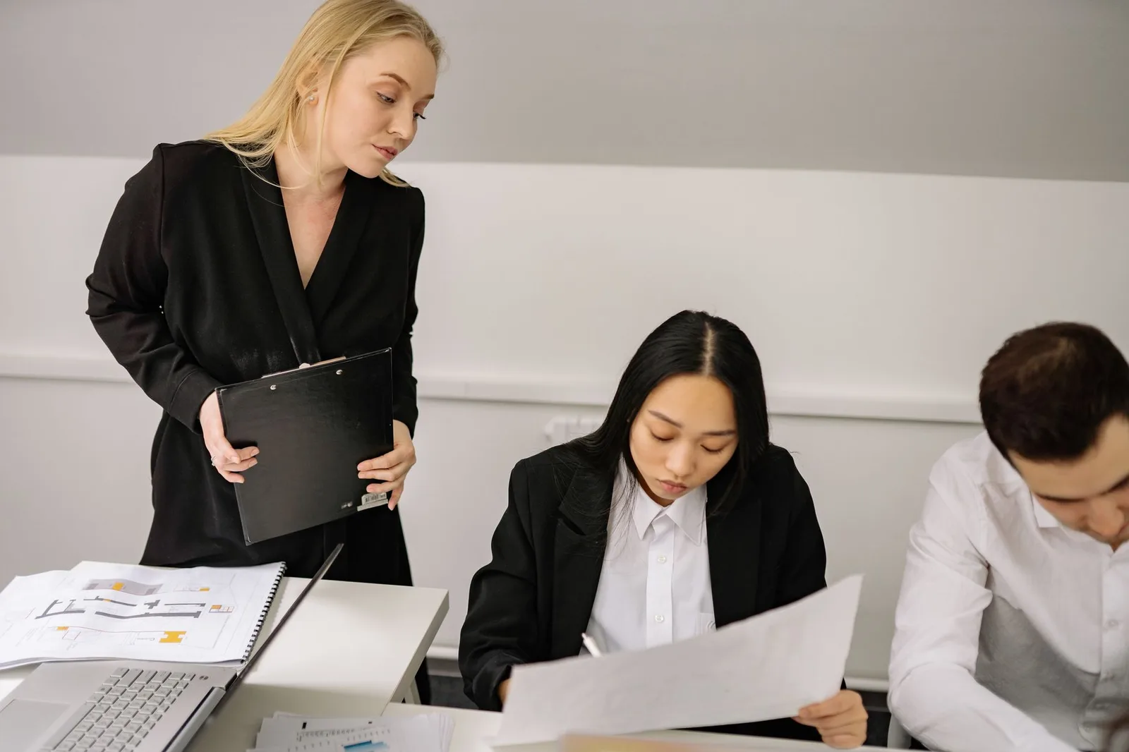Đồng nghiệp châu Á trao đổi để giải đáp hiểu lầm công sở