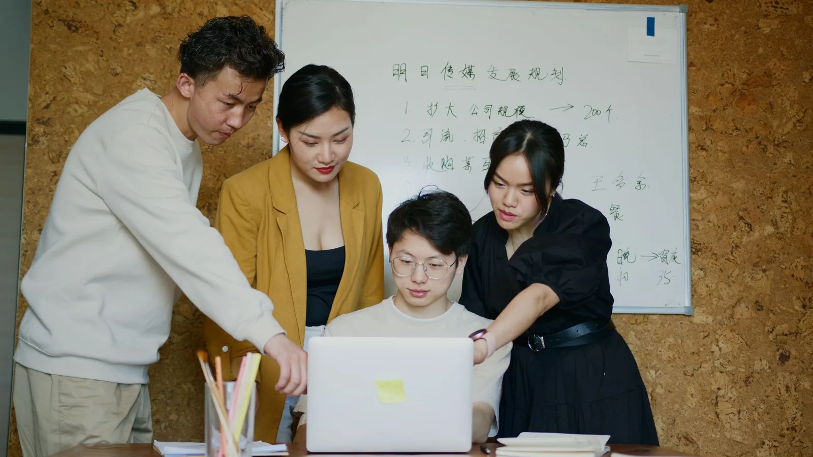 Các đồng nghiệp cùng phân tích nguyên nhân của vấn đề tại văn phòng