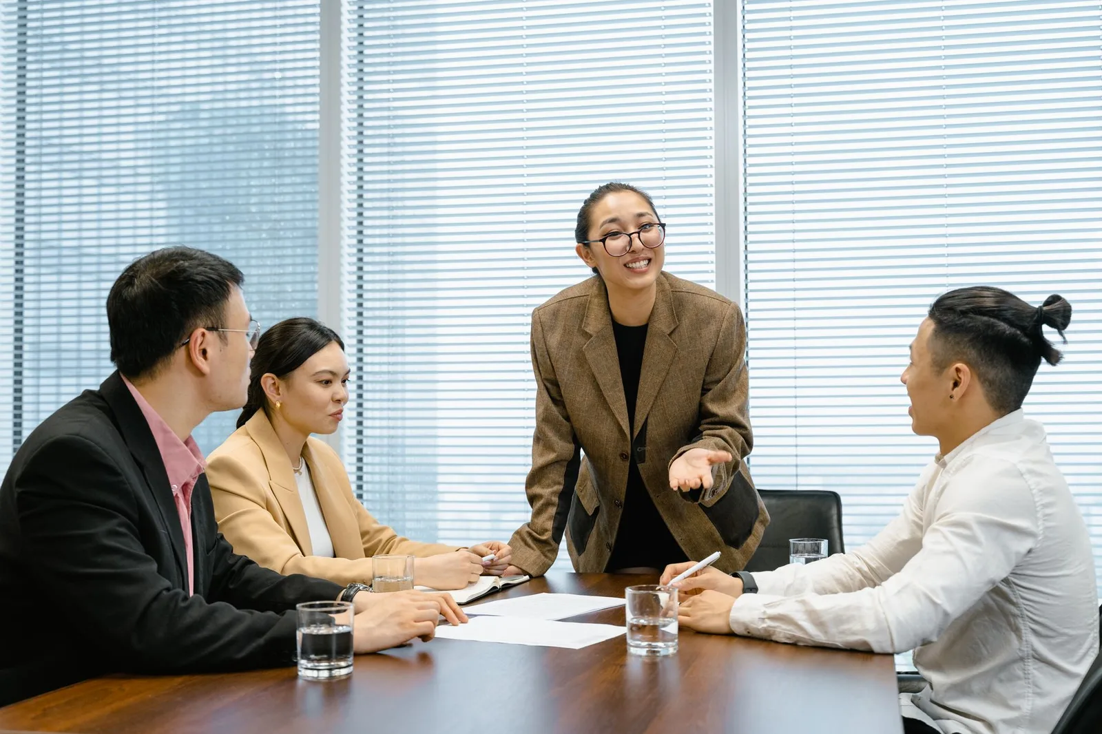Nhân viên mới hợp tác cùng đồng nghiệp để hòa nhập môi trường làm việc