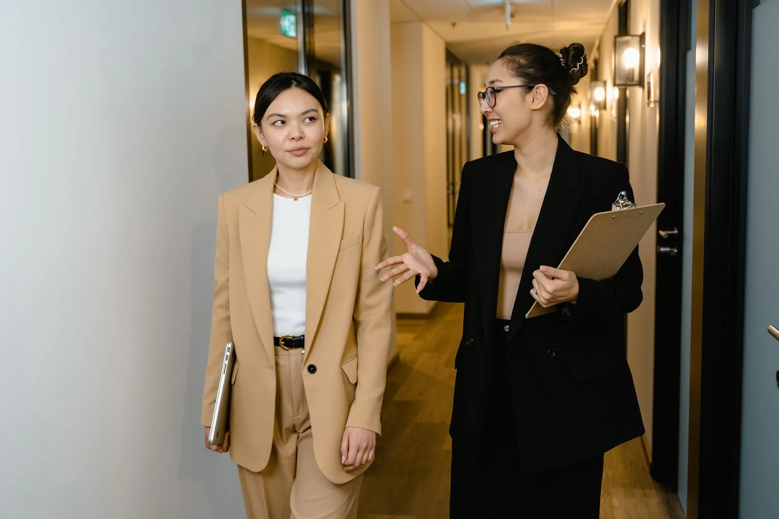 Đồng nghiệp châu Á bất đồng trong lúc trao đổi công việc