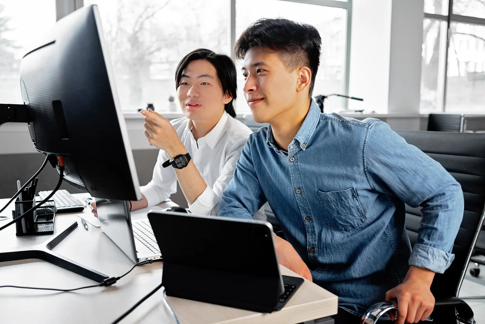 Nhóm nhân viên châu Á phối hợp hiệu quả trong văn phòng