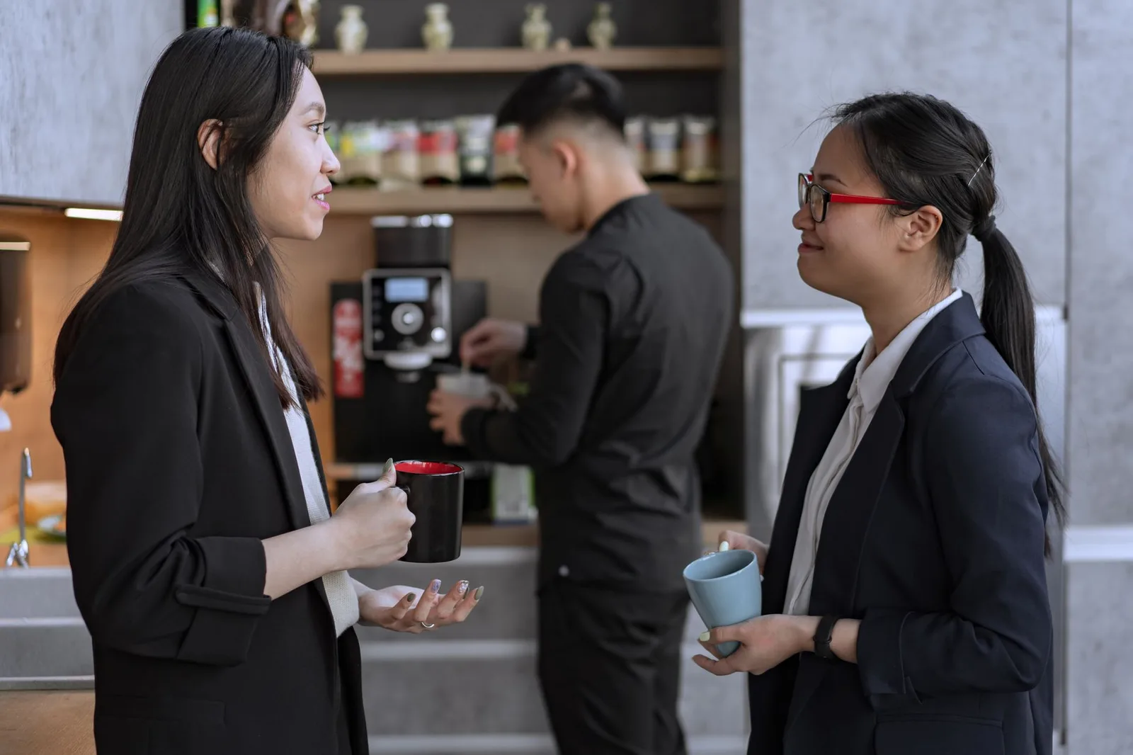 Đồng nghiệp bình tĩnh trao đổi để giải quyết khác biệt
