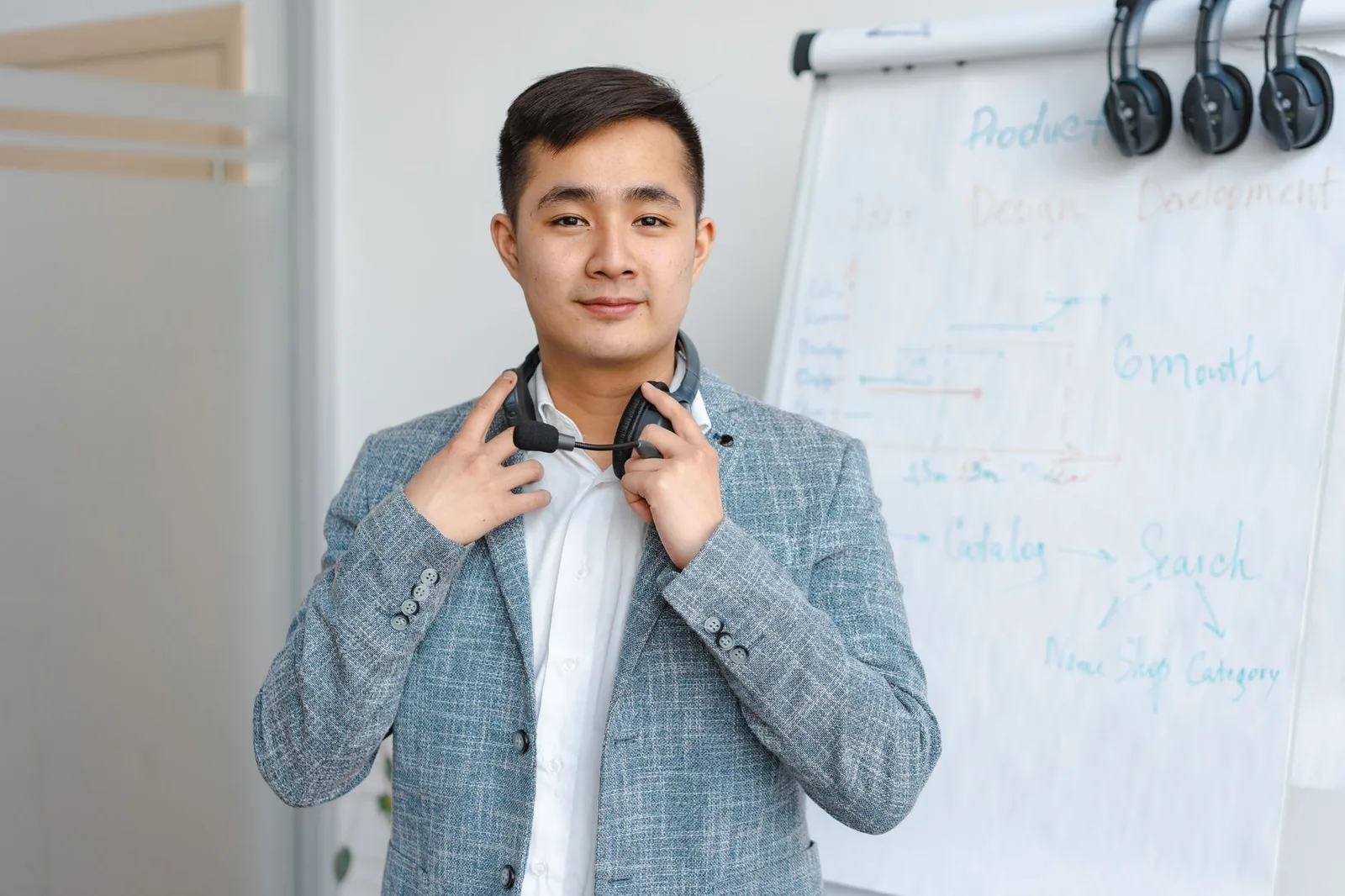 Quản lý cùng đội ngũ phân tích cách tổ chức cuộc họp