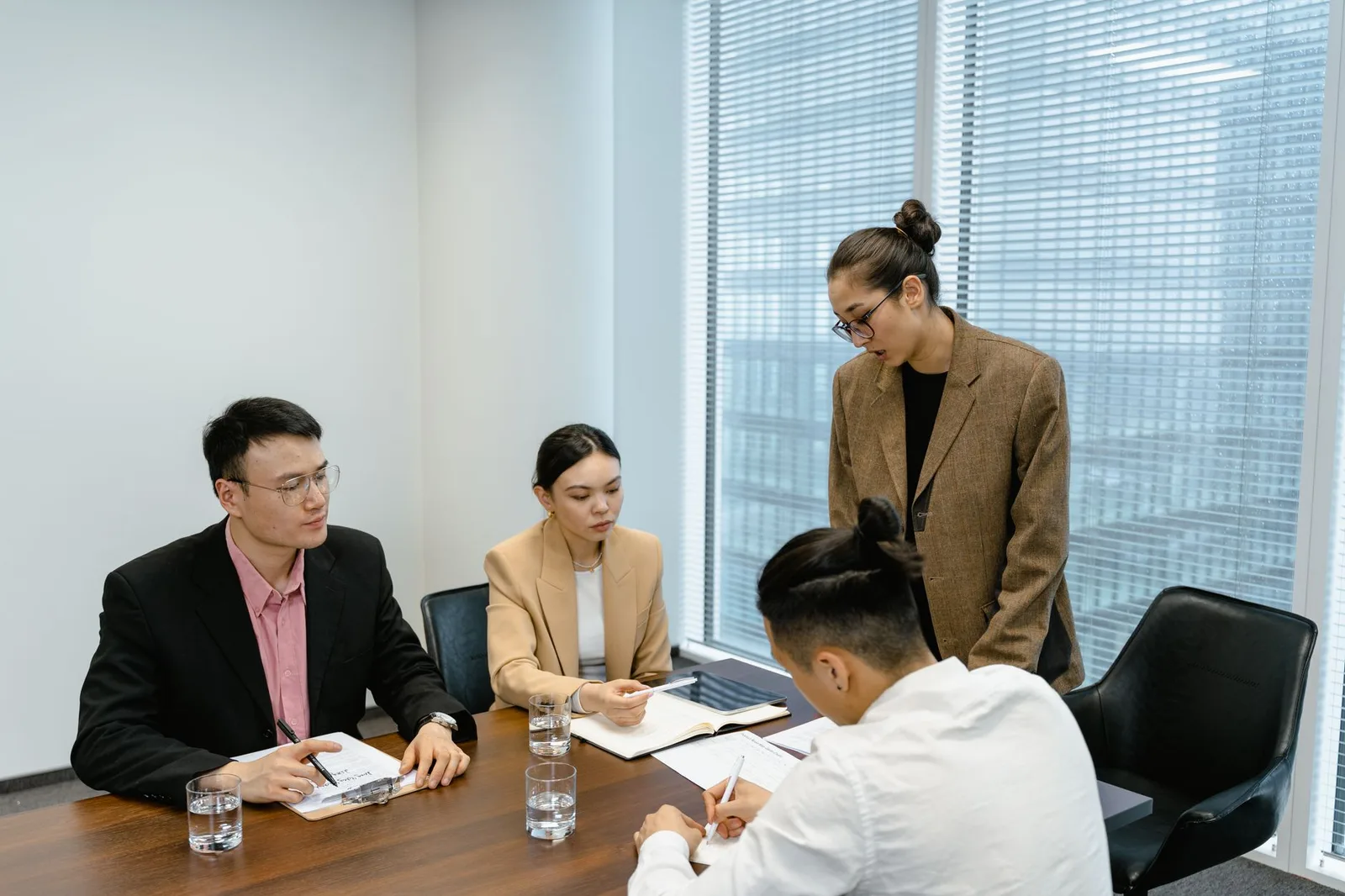 Nhóm doanh nghiệp thảo luận kế hoạch thay đổi cách vận hành