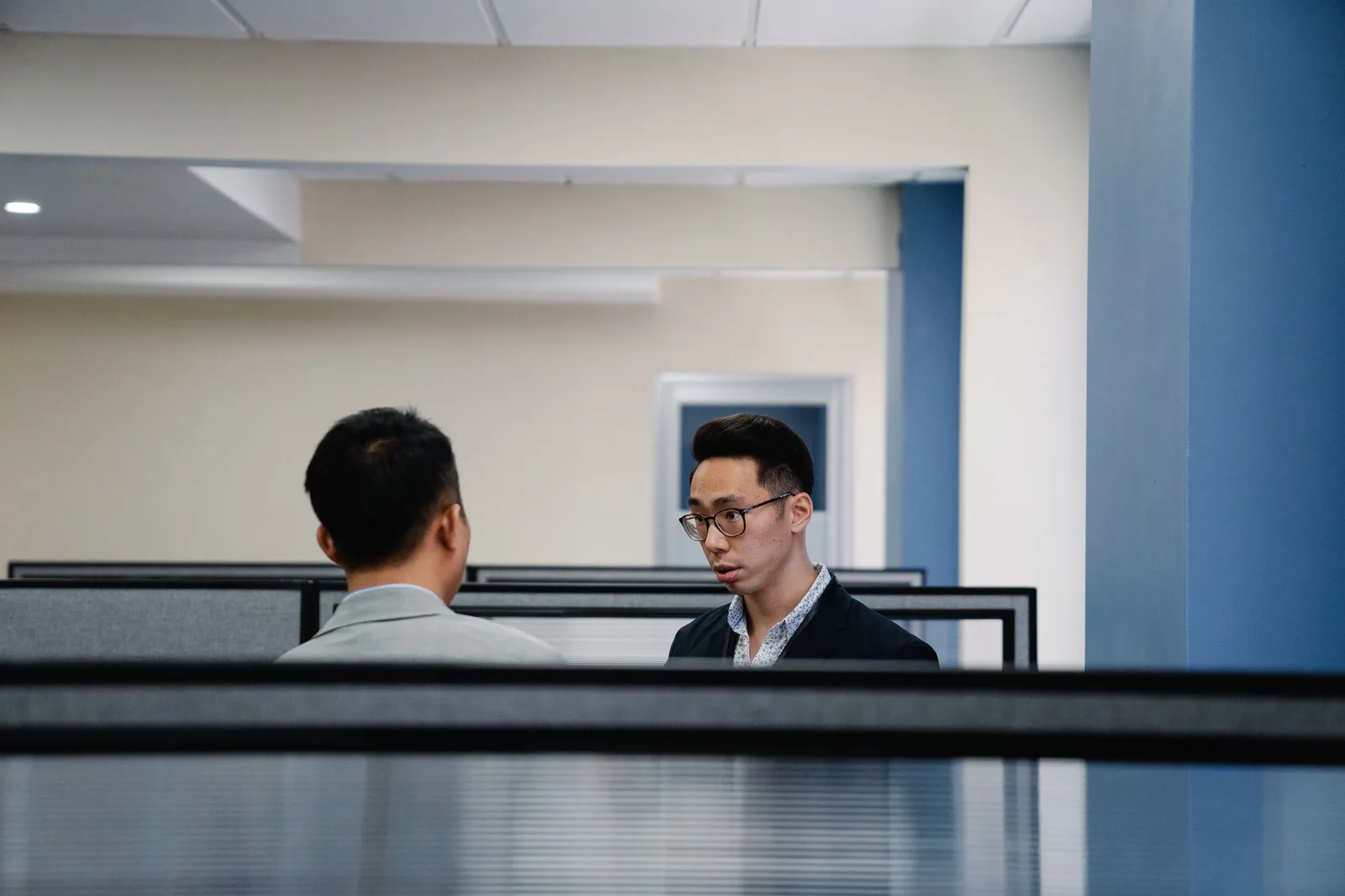 Nhân viên gửi phản hồi kín sau hoạt động tại văn phòng
