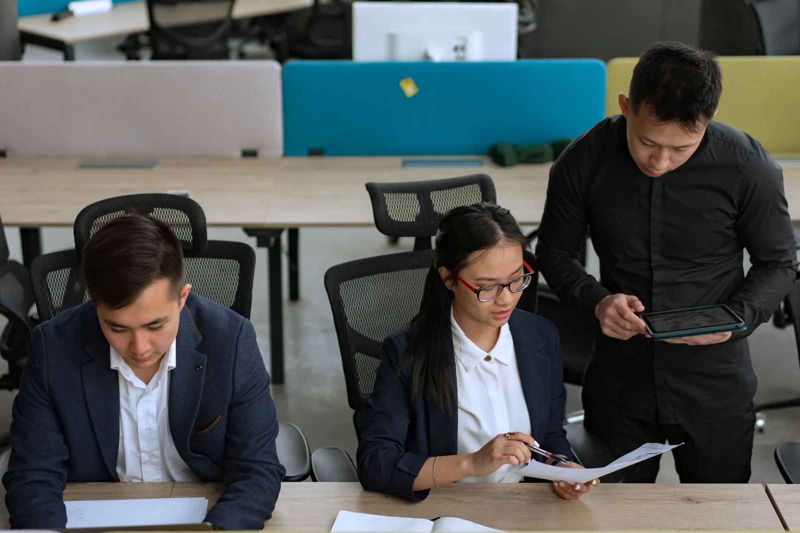 Các đồng nghiệp ghi nhận đóng góp của nhau tại văn phòng