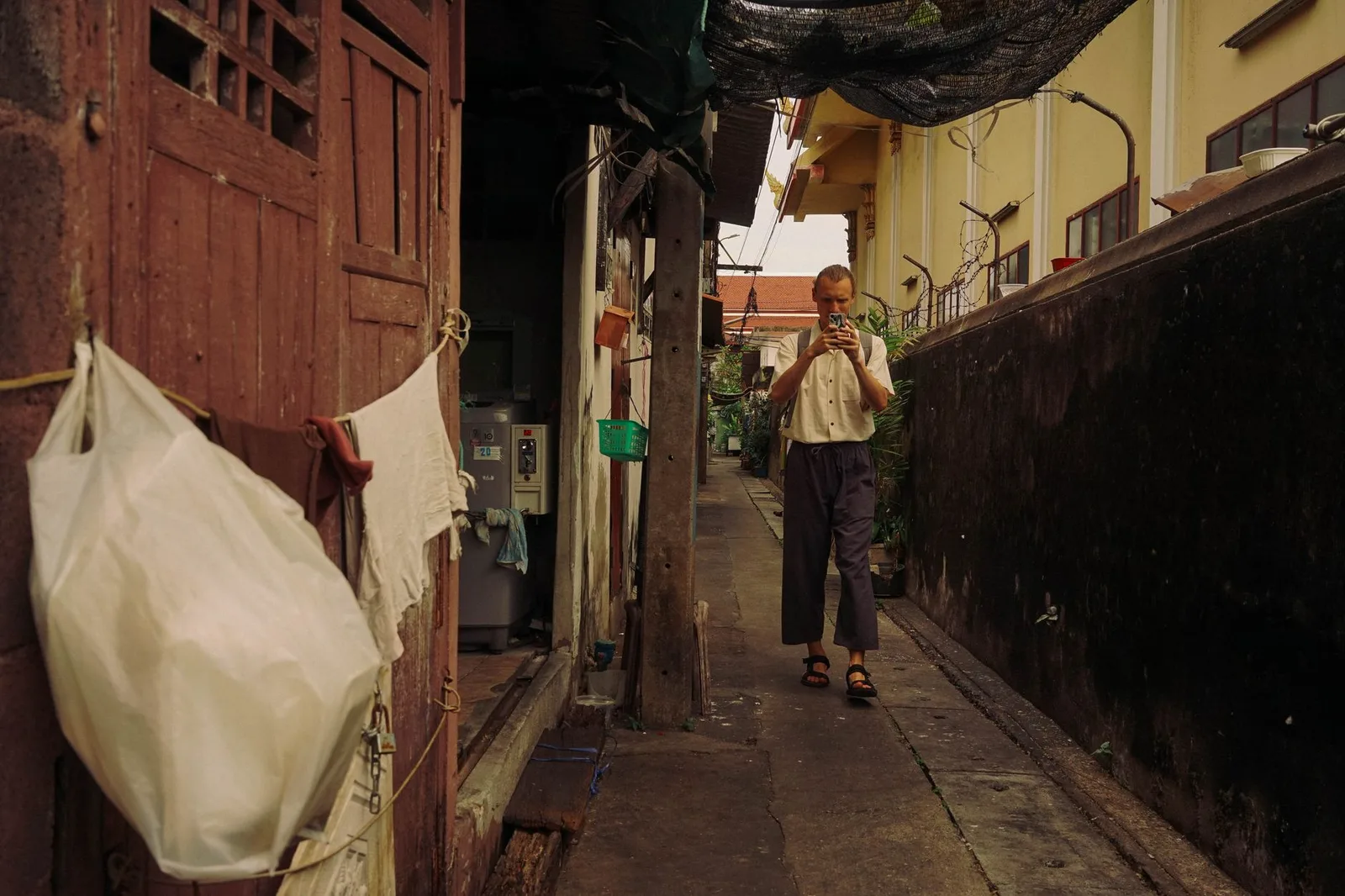Du khách châu Á kiểm tra thông tin homestay trên điện thoại