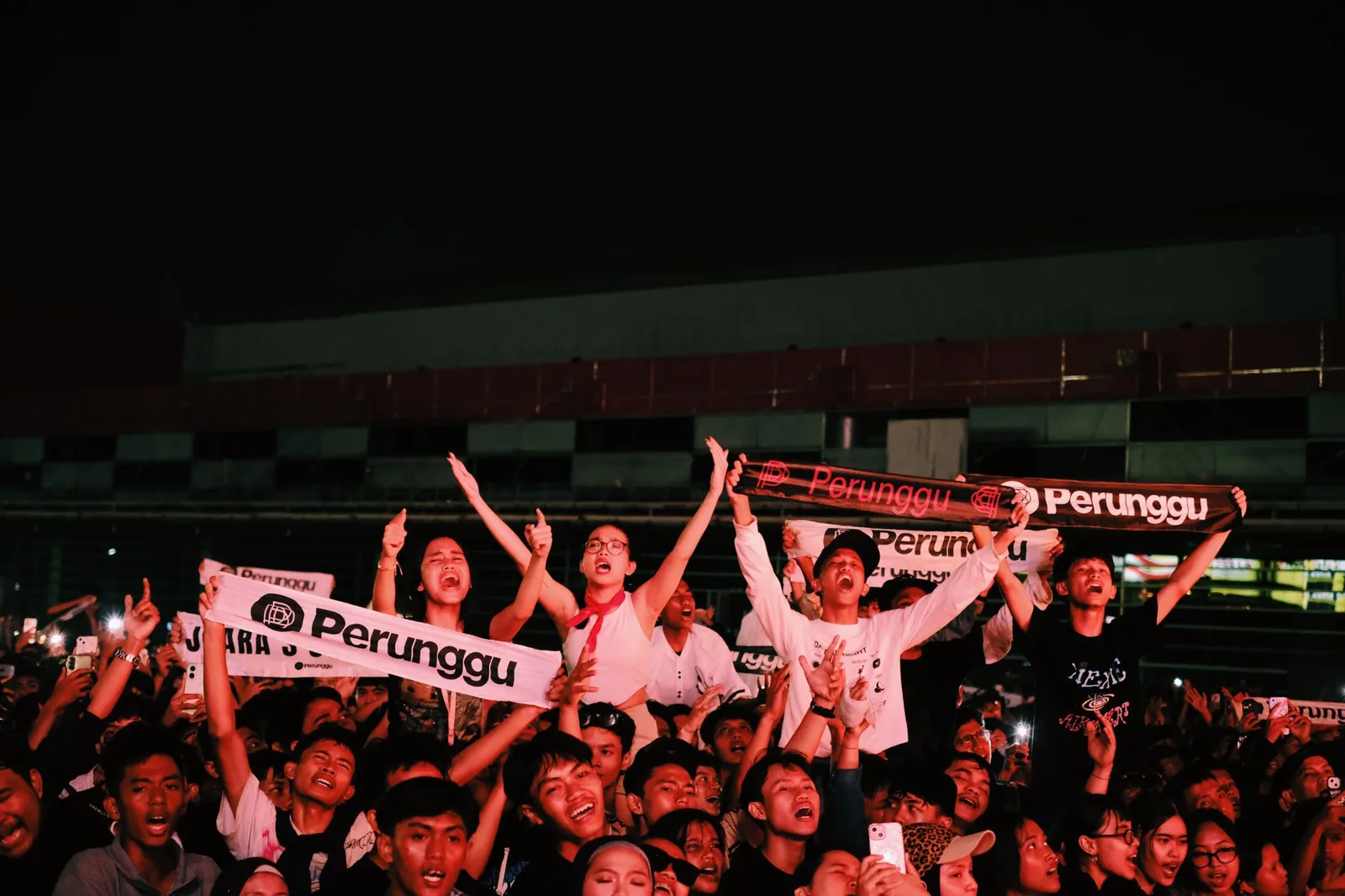 Bạn trẻ châu Á cầm vé trước khi vào concert