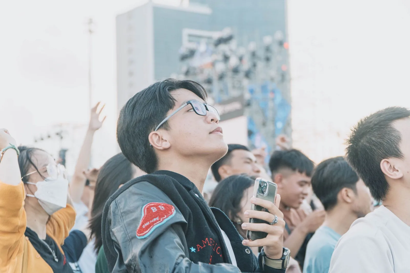 Người hâm mộ châu Á xếp hàng với lightstick trước giờ diễn