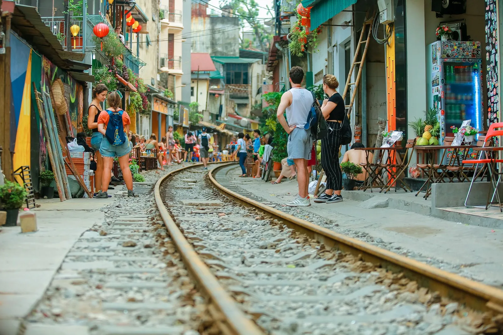 Đường tàu Lê Duẩn đi qua khu dân cư Hà Nội