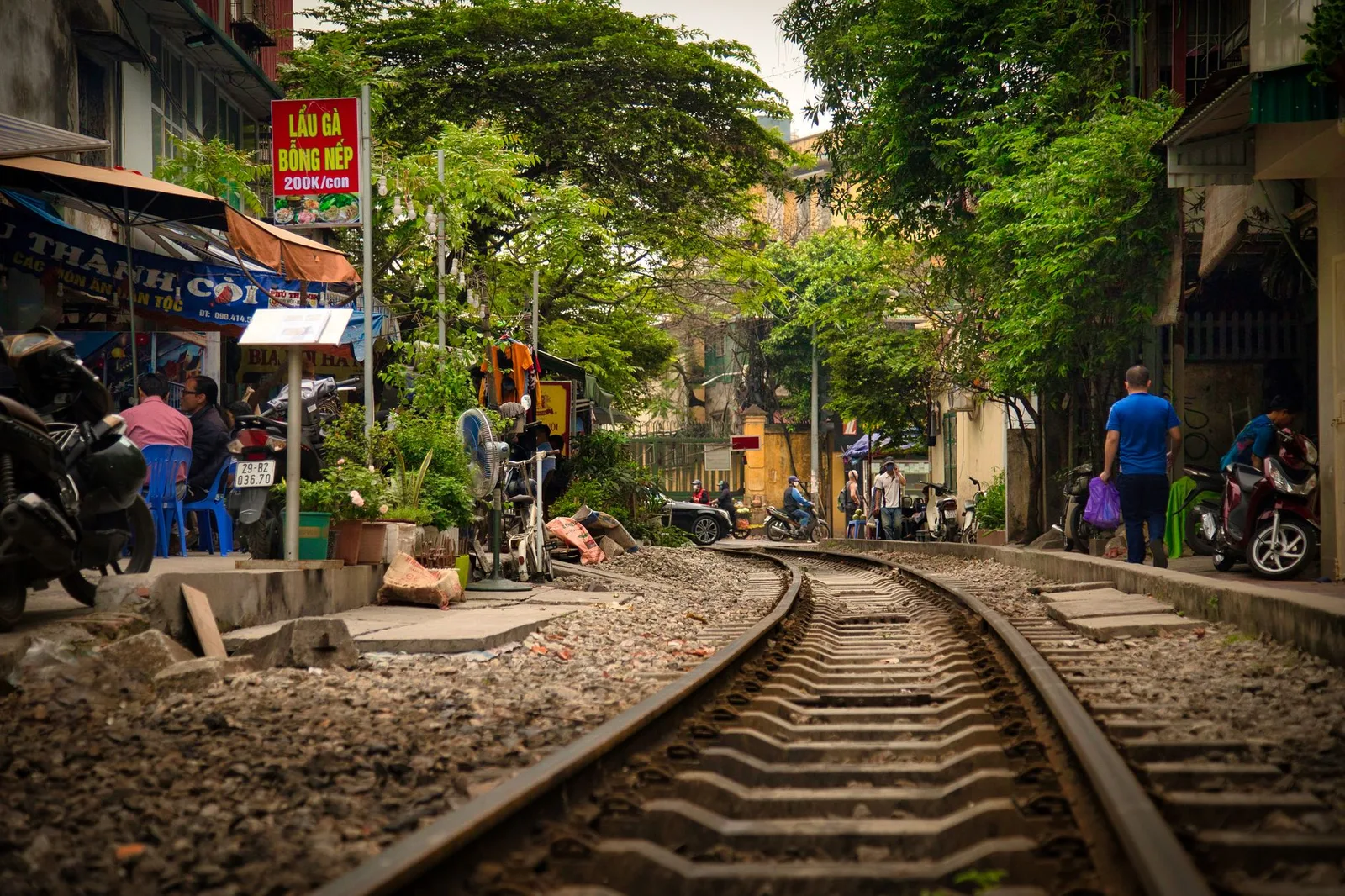 Phố buôn bán nhộn nhịp trong khu phố cổ Hà Nội