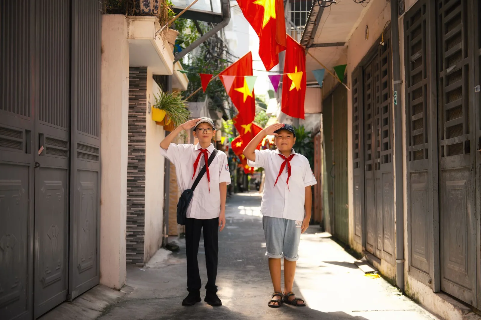 Gia đình châu Á cùng trẻ nhỏ khám phá phố cổ Hà Nội