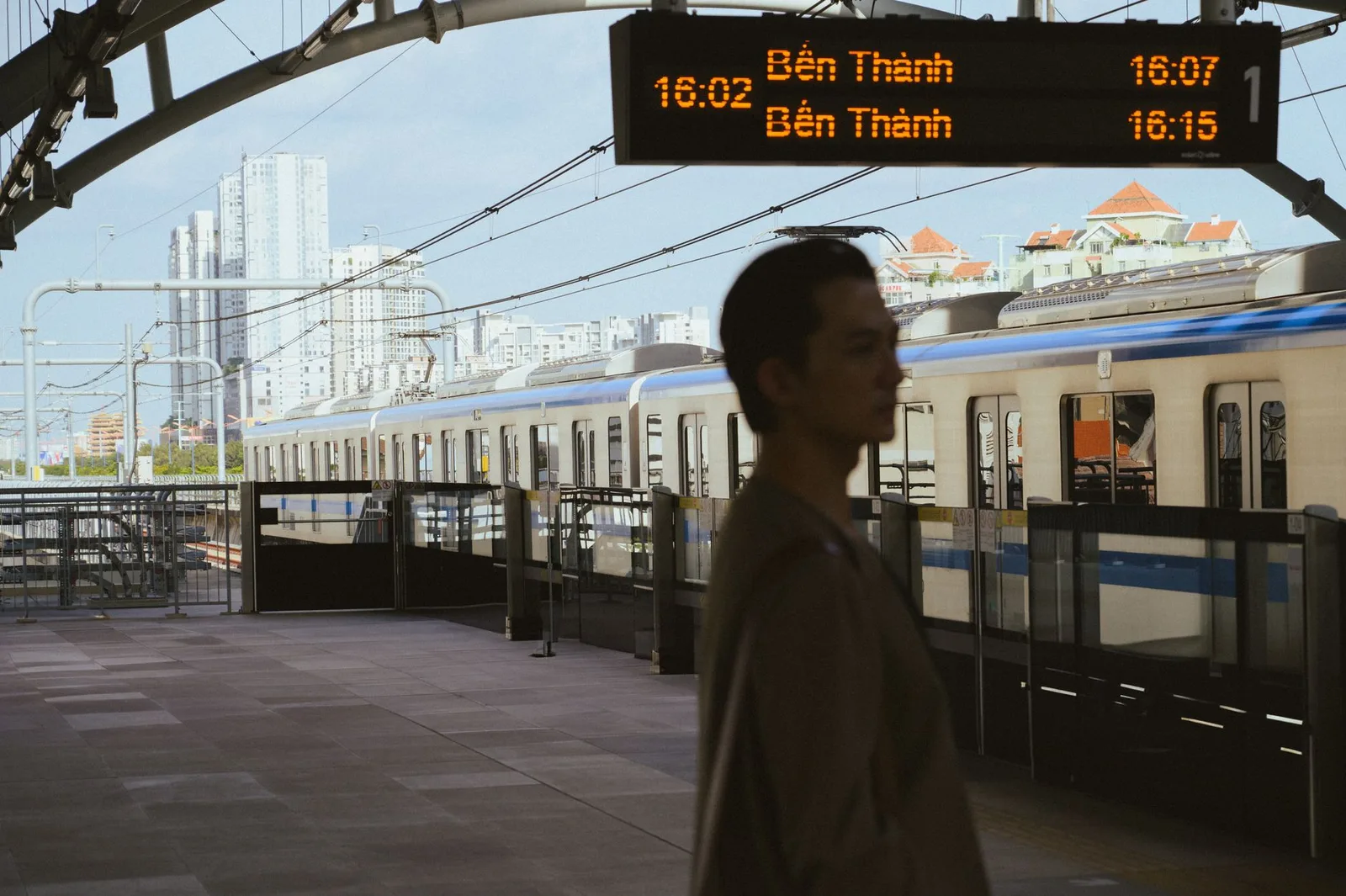 Ga tàu Việt Nam vào buổi sáng trước giờ khởi hành