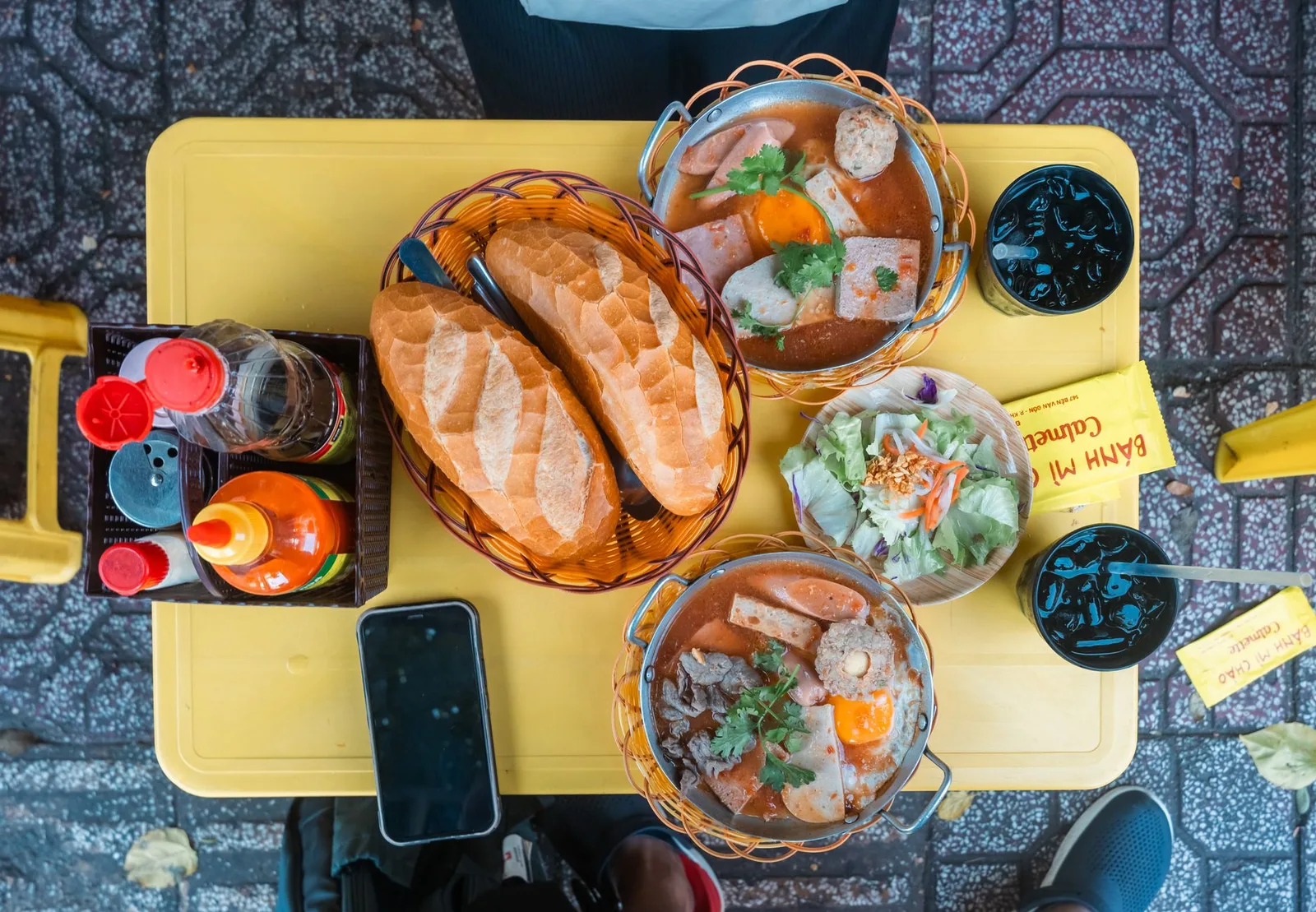 Bàn món ăn đường phố Việt Nam để dự trù chi phí food tour