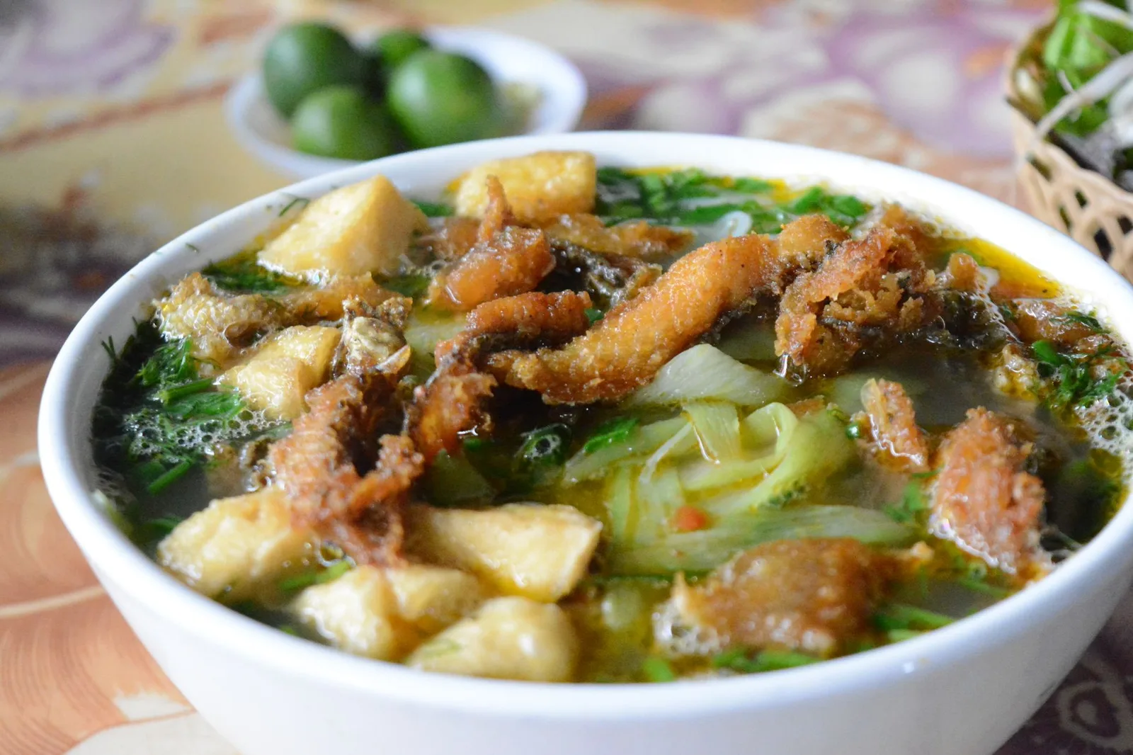 Bát bánh đa cua đậm đà với nhiều loại topping