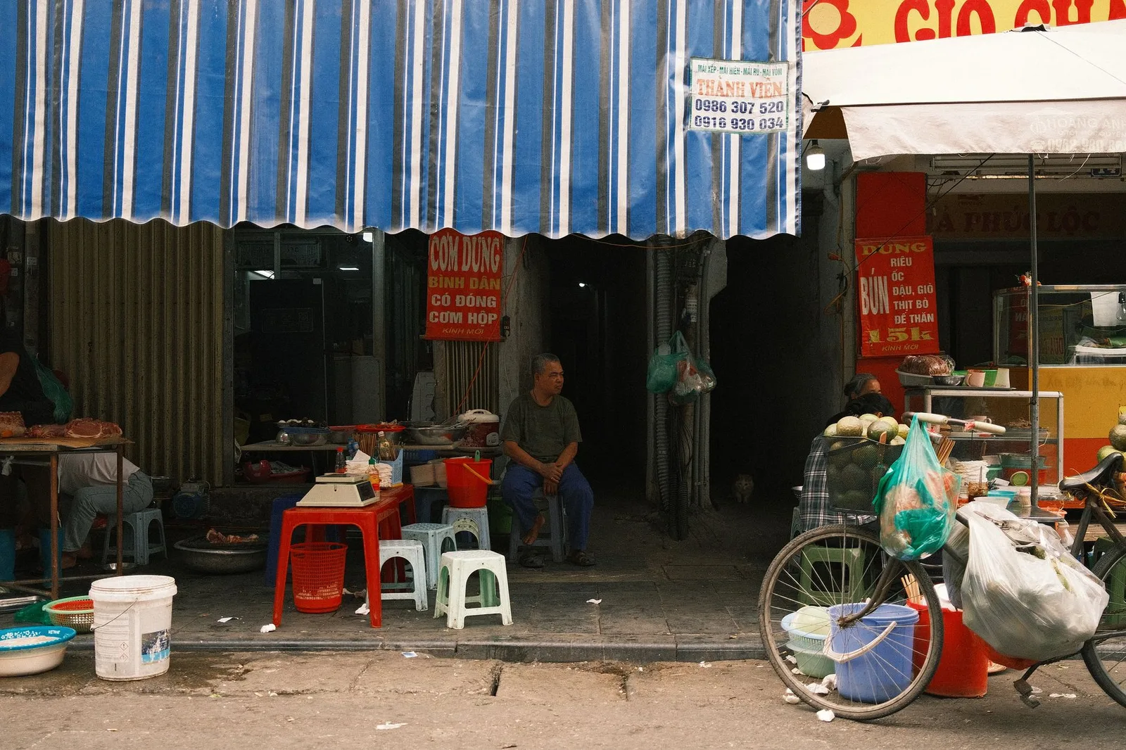 Các quầy món ngon tập trung trong một khu phố ẩm thực