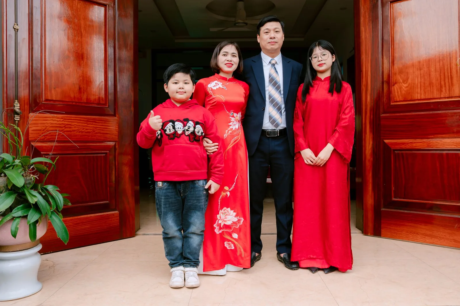 Cha mẹ Việt Nam trò chuyện cùng hai con sinh đôi