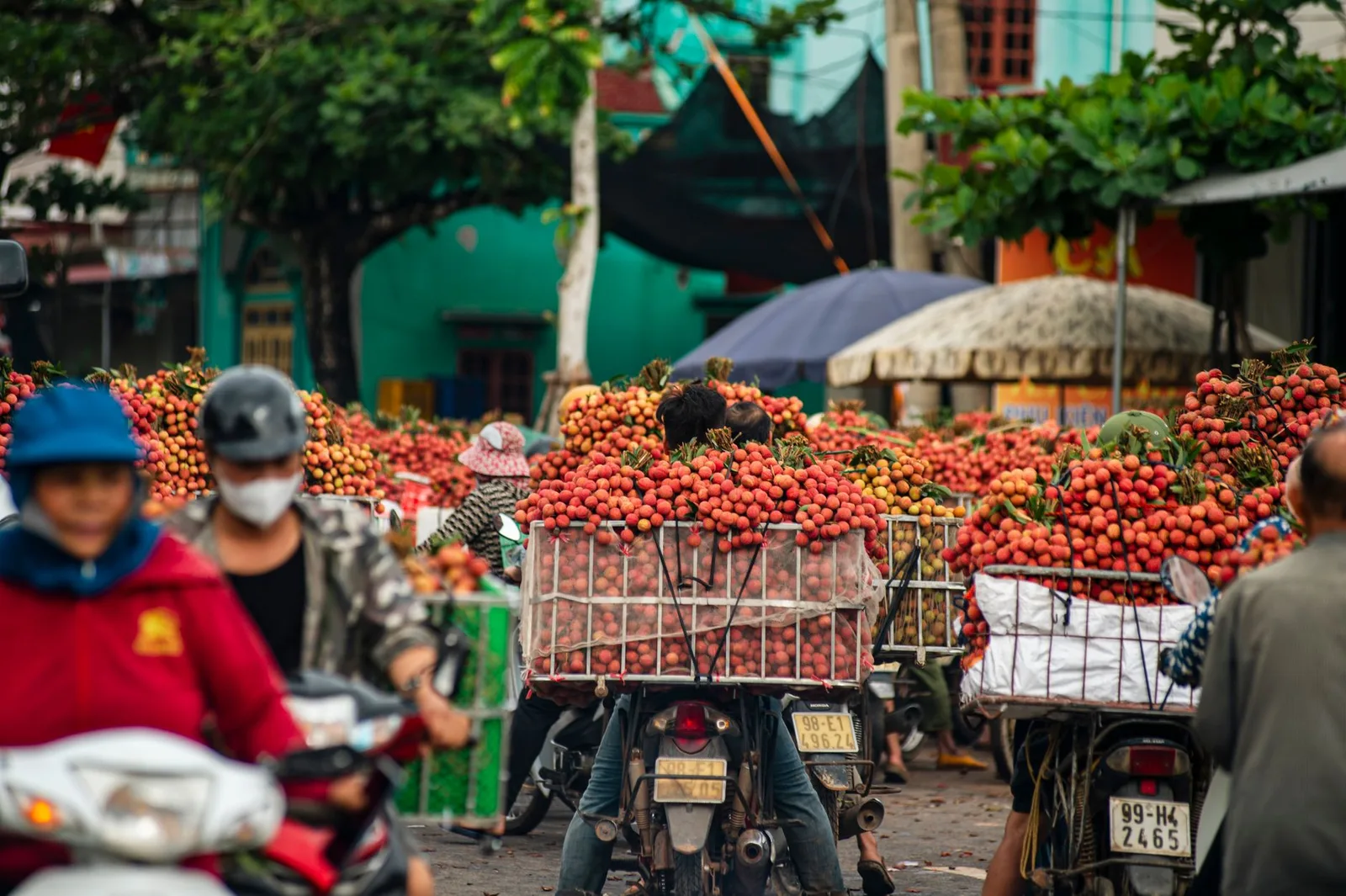 Du khách Việt đi xe máy khám phá các quán ăn đường phố
