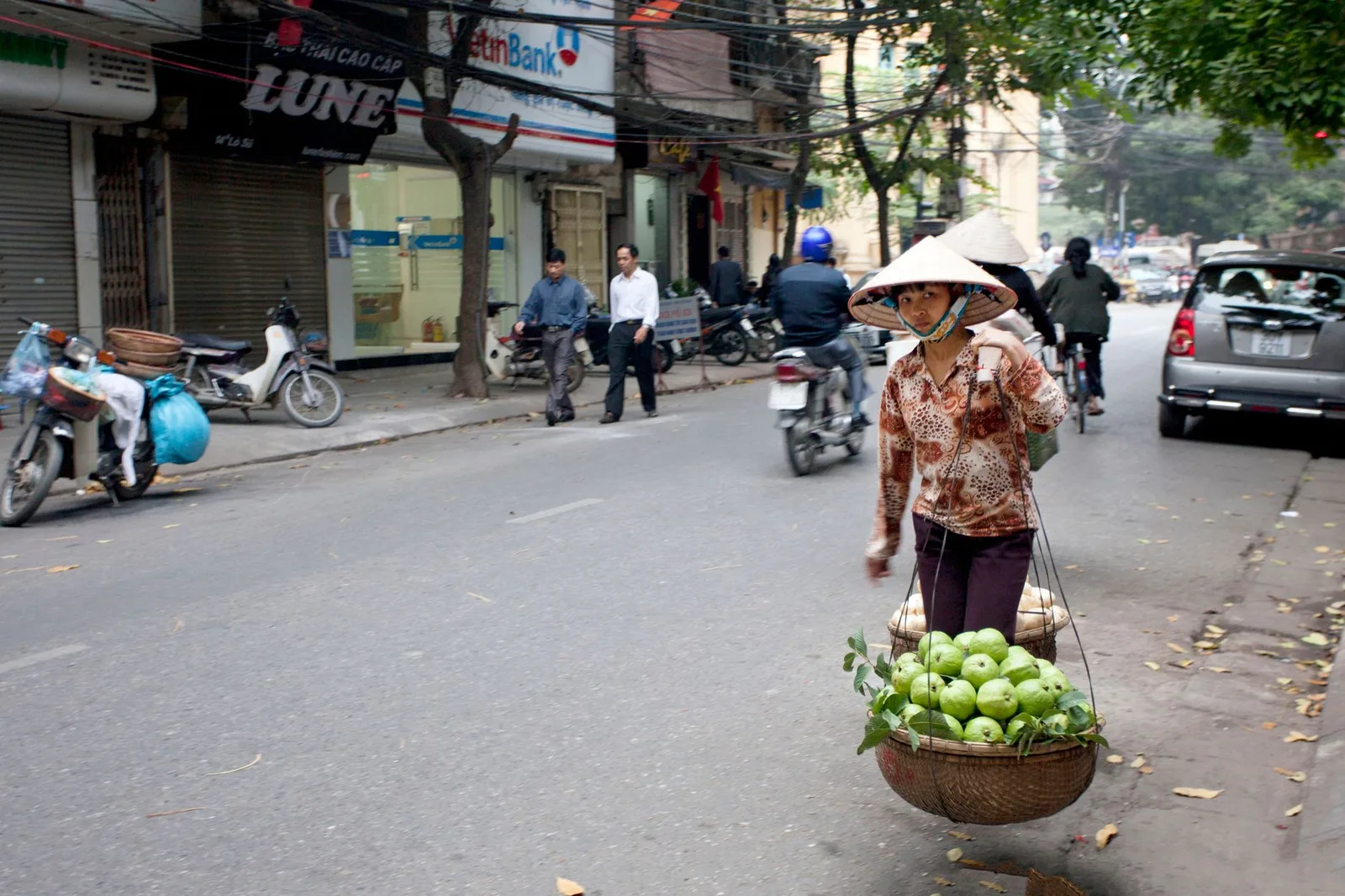 Du khách kết hợp xe máy và đi bộ tại khu ẩm thực địa phương