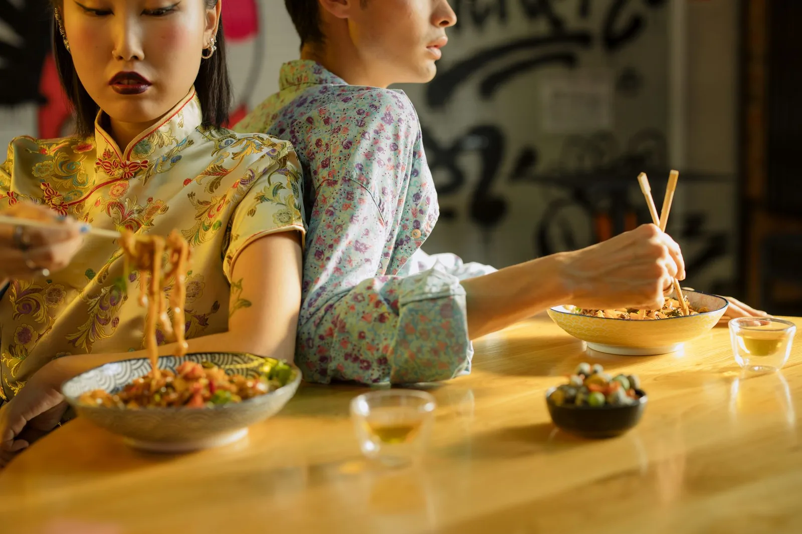 Du khách châu Á thưởng thức món mì chay