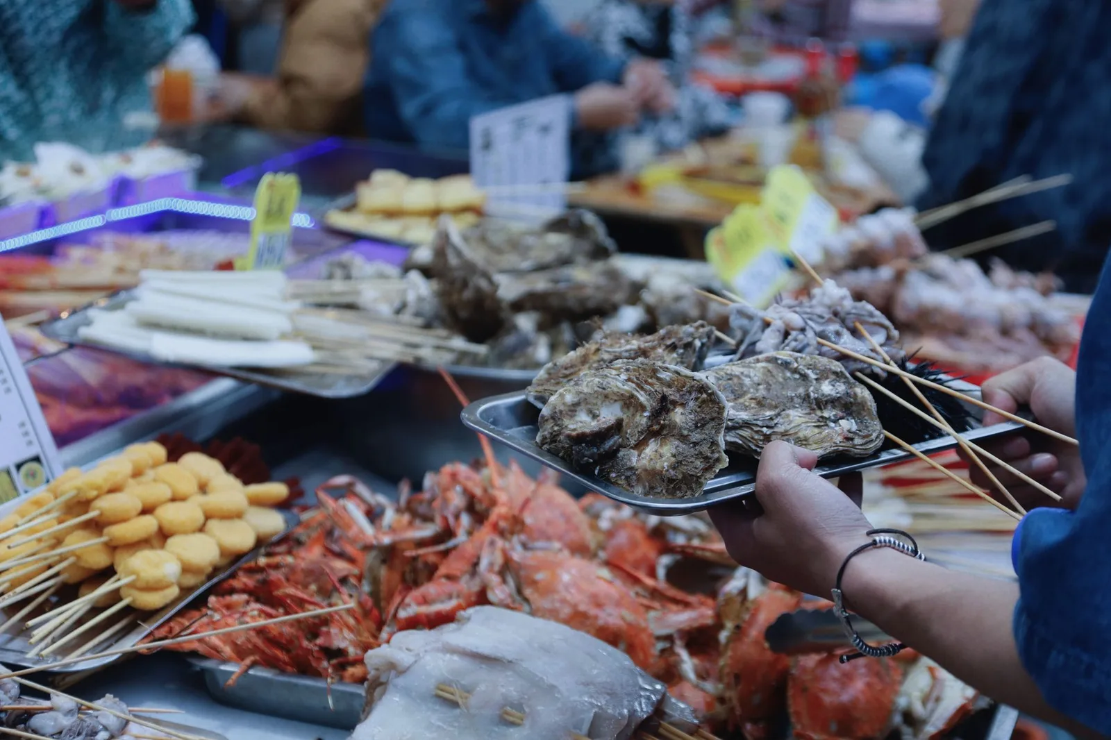 Bàn món ngon Hải Phòng đa dạng với hải sản và đồ ăn đường phố