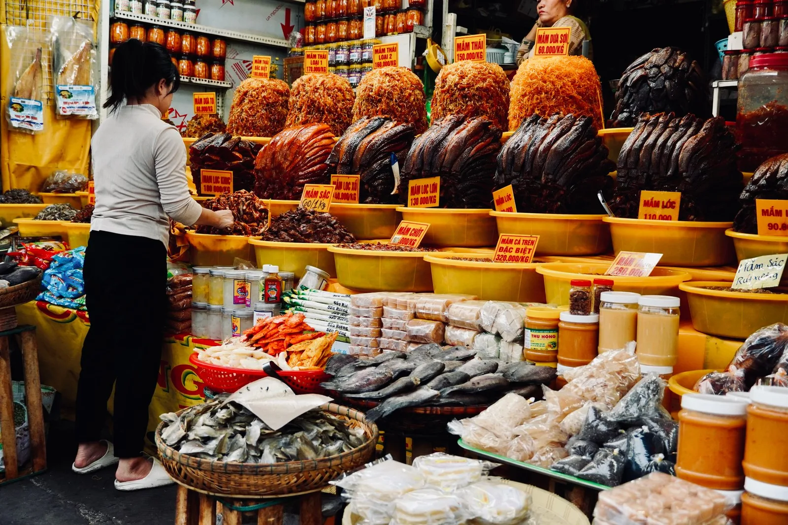 Quầy hàng ẩm thực Việt Nam đông vui tại khu chợ địa phương
