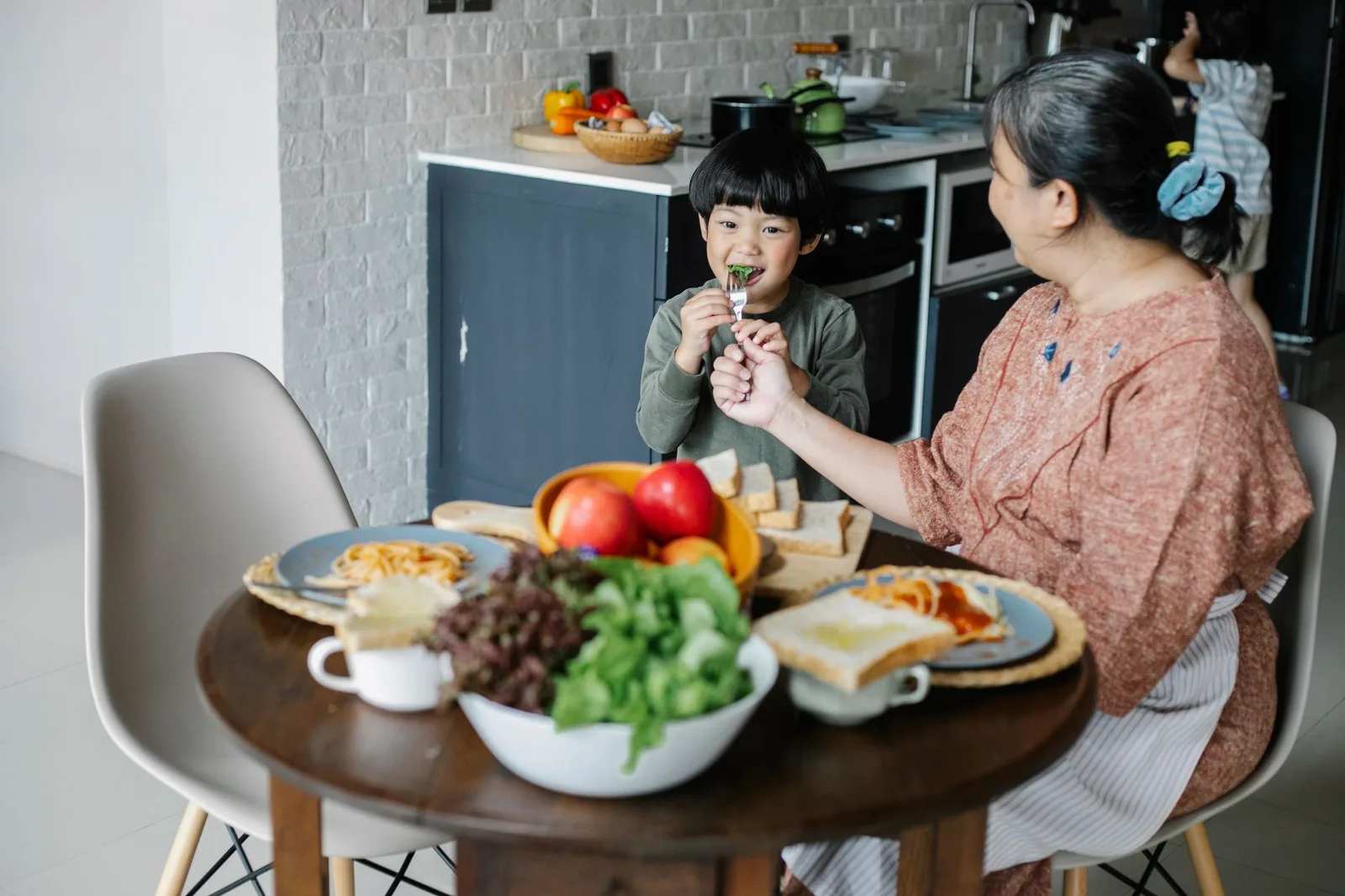 Gia đình Việt thưởng thức các món đặc sản mua về tại nhà