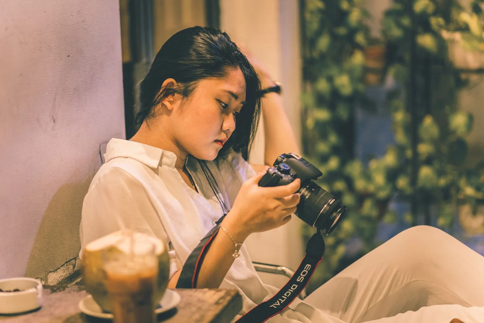 Người phụ nữ châu Á lặng nhìn những bức ảnh kỷ niệm