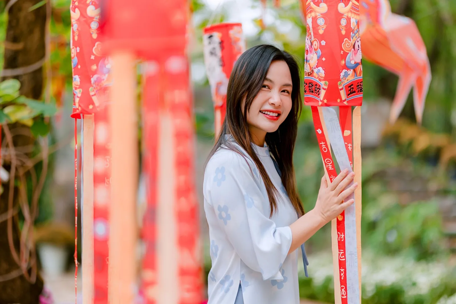 Người phụ nữ châu Á bình yên bước tiếp sau mất mát