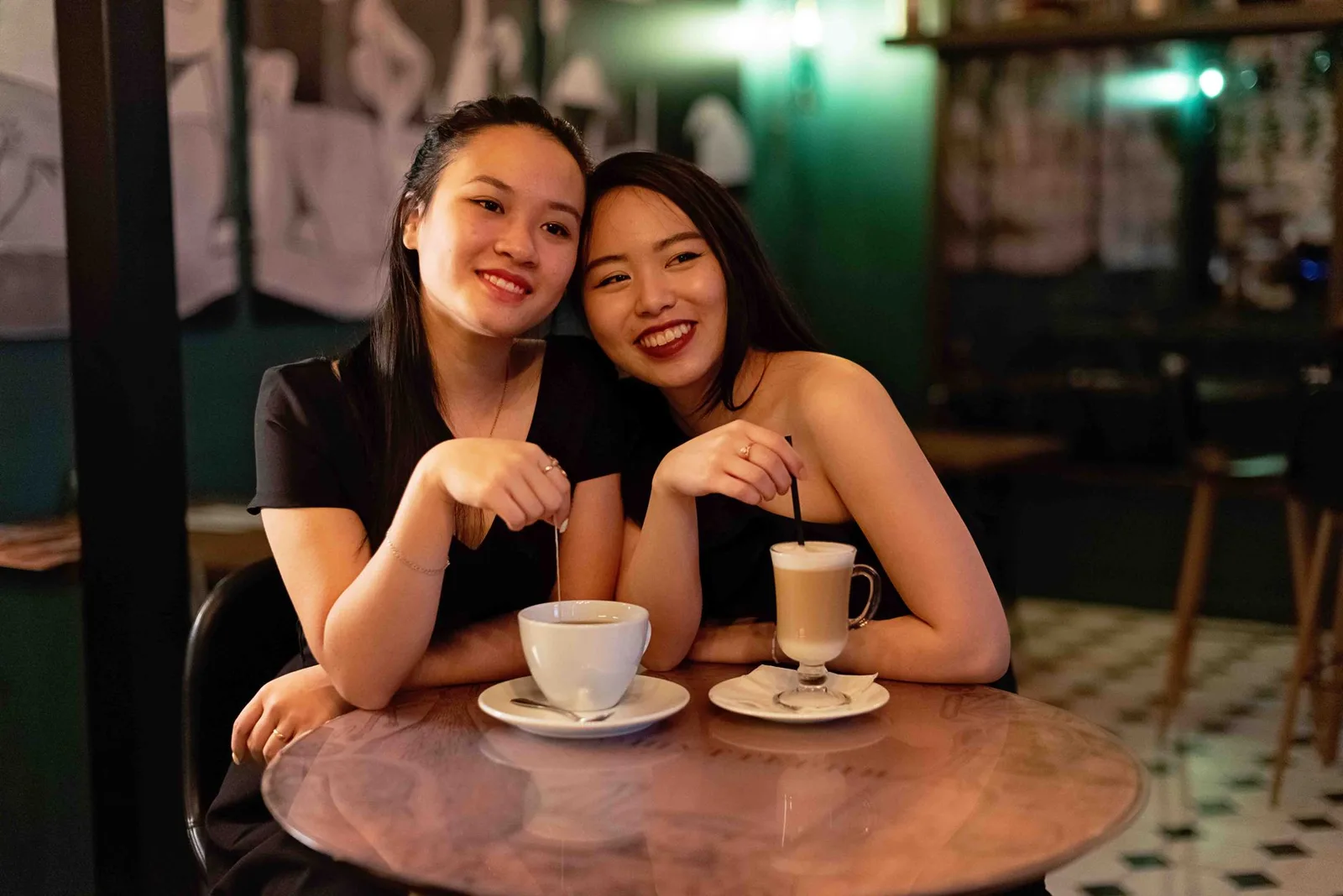 Hai người bạn trò chuyện gượng gạo trong quán cà phê