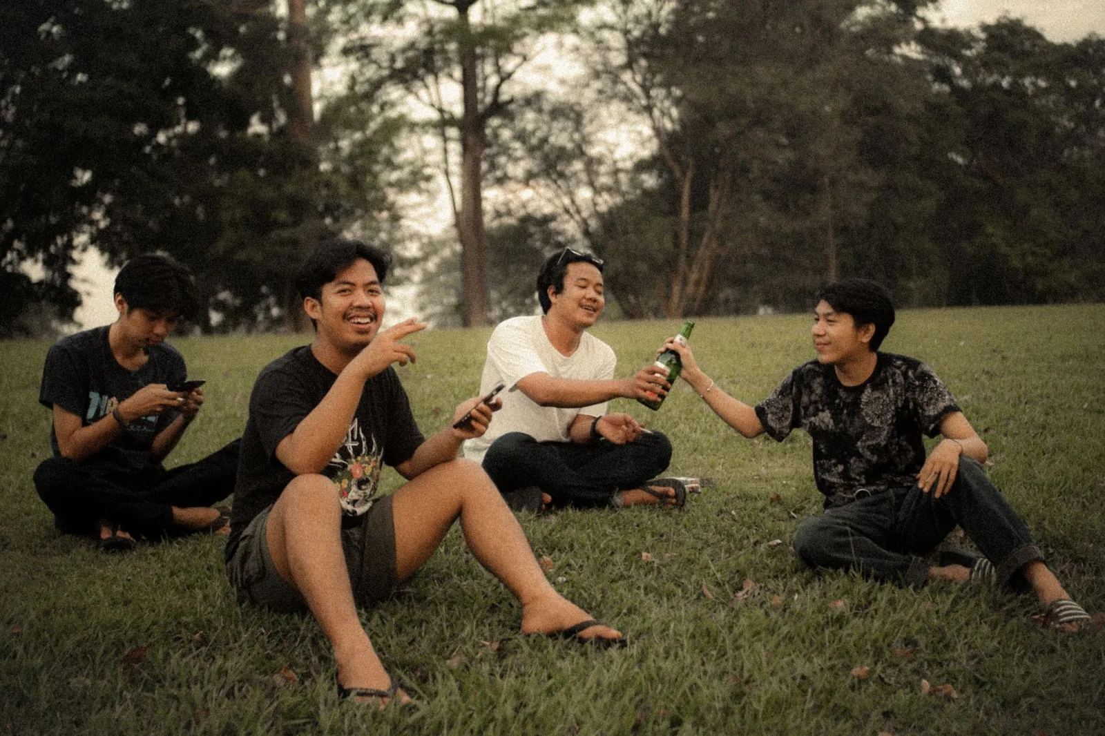 Hai người bạn bình tĩnh chia sẻ với nhau trong công viên