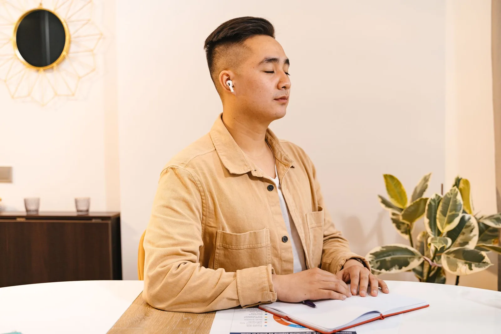 Một người ngồi viết nhật ký và suy ngẫm trong căn phòng yên tĩnh